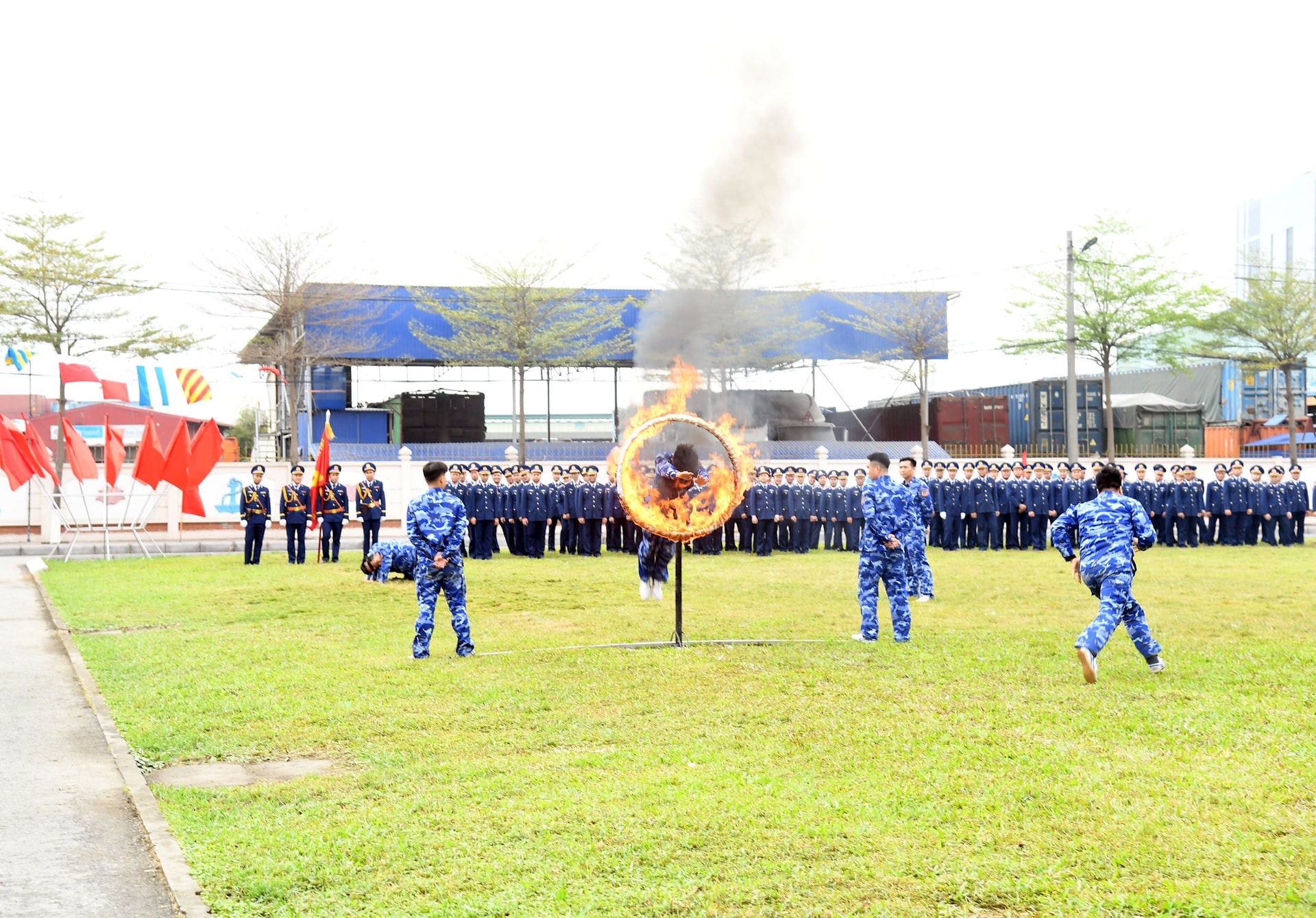 bieu-dien-noi-dung-bay-qua-vong-lua-trong-le-ra-quan-huan-luyen.jpg