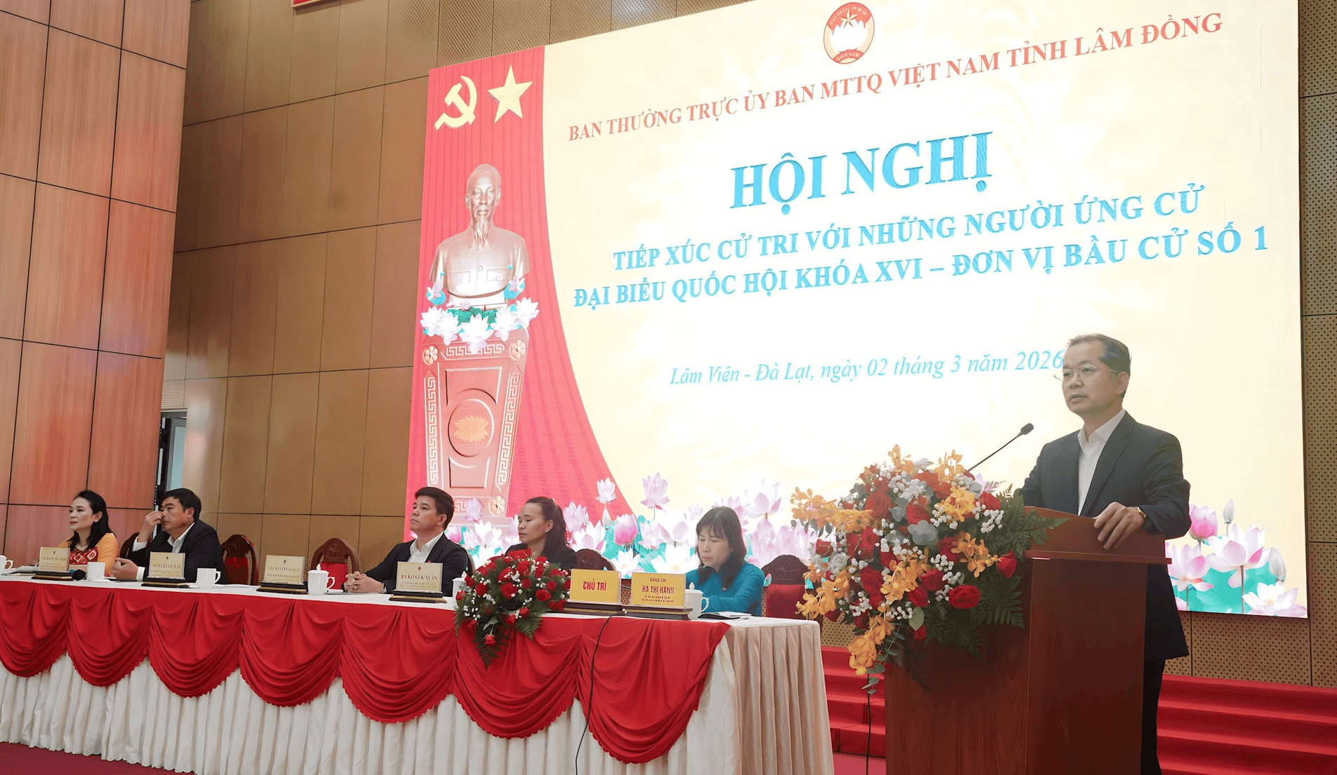 chanh-an-tra-loi-cu-tri-tai-hoi-nghi.png