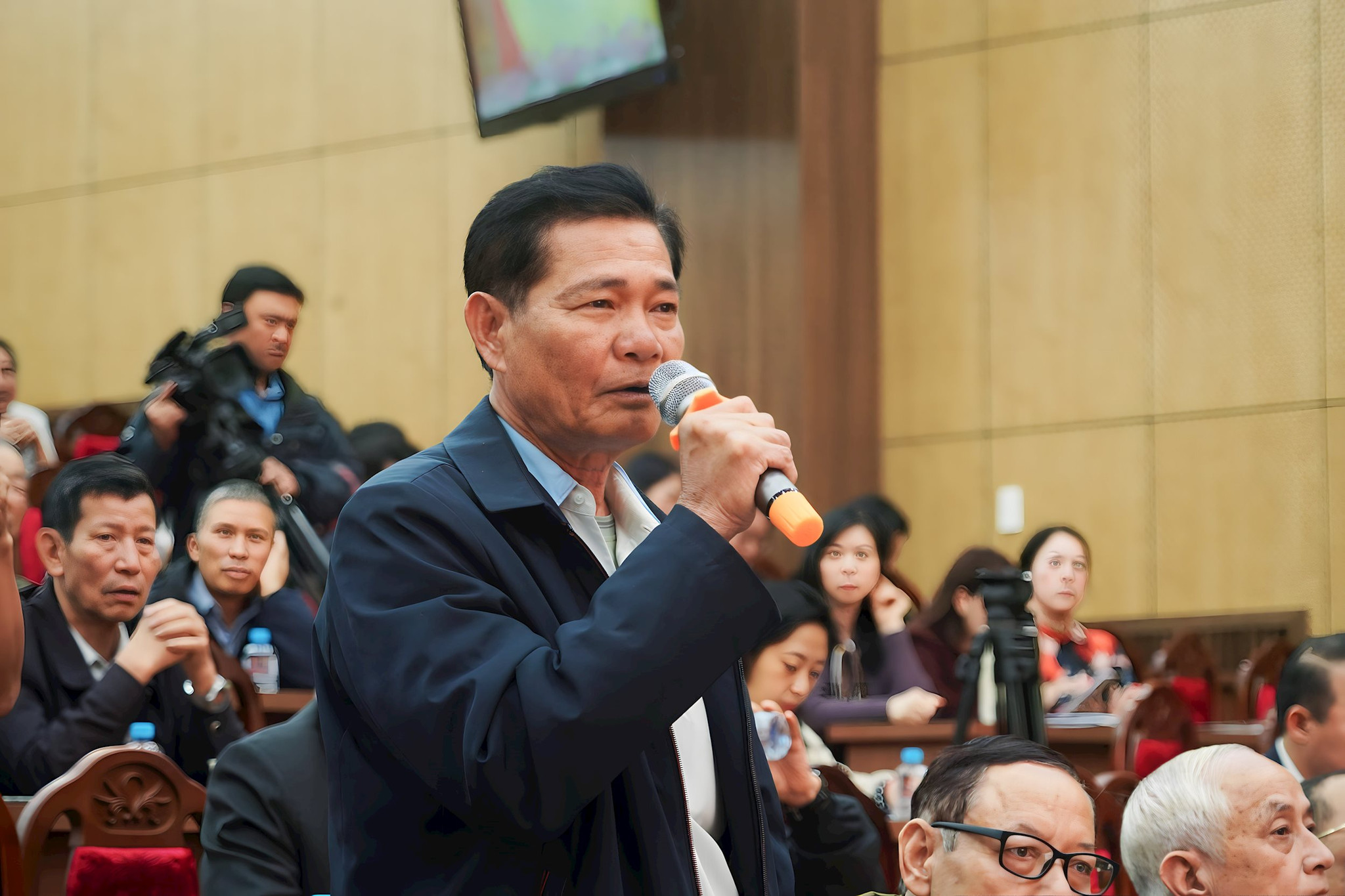 cu-tri-dang-van-loi-phuong-lam-vien-bay-to-nguyen-vong-tai-hoi-nghi.jpg