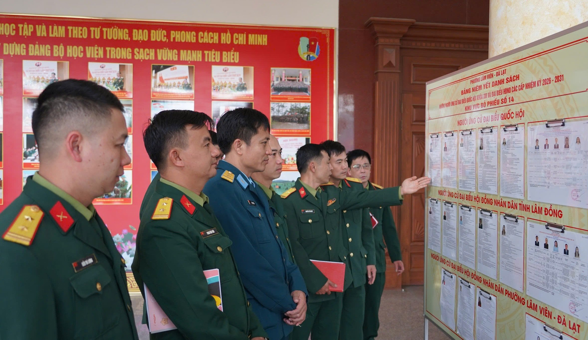 cu-tri-hvlq-thao-luan-ve-cac-ung-vien-dbqh-1(1).jpg