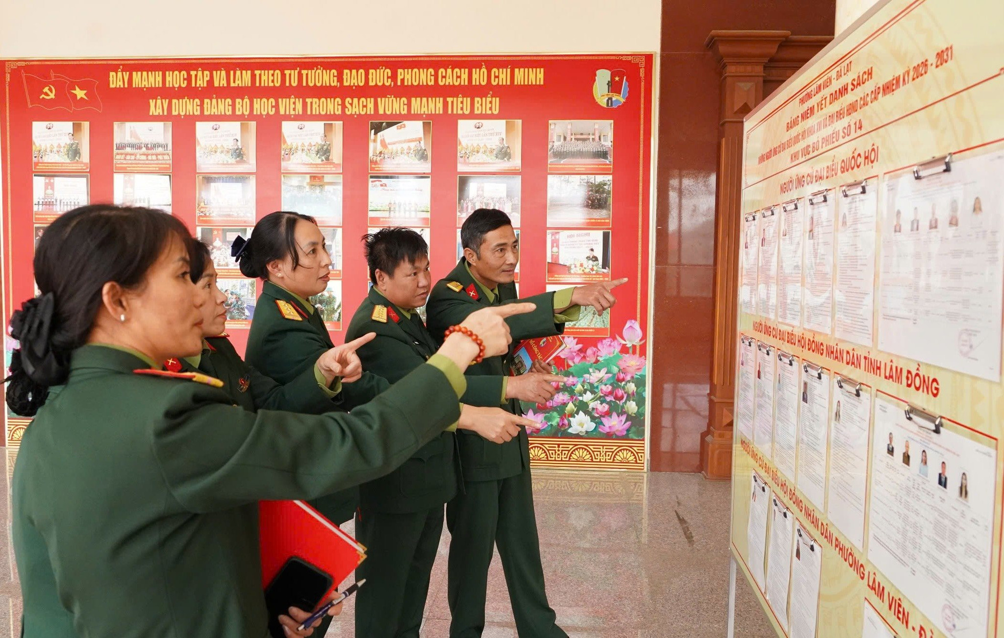 cu-tri-nu-cua-hvlq-quan-tam-den-cac-ung-vien-dbqh-2(1).jpg