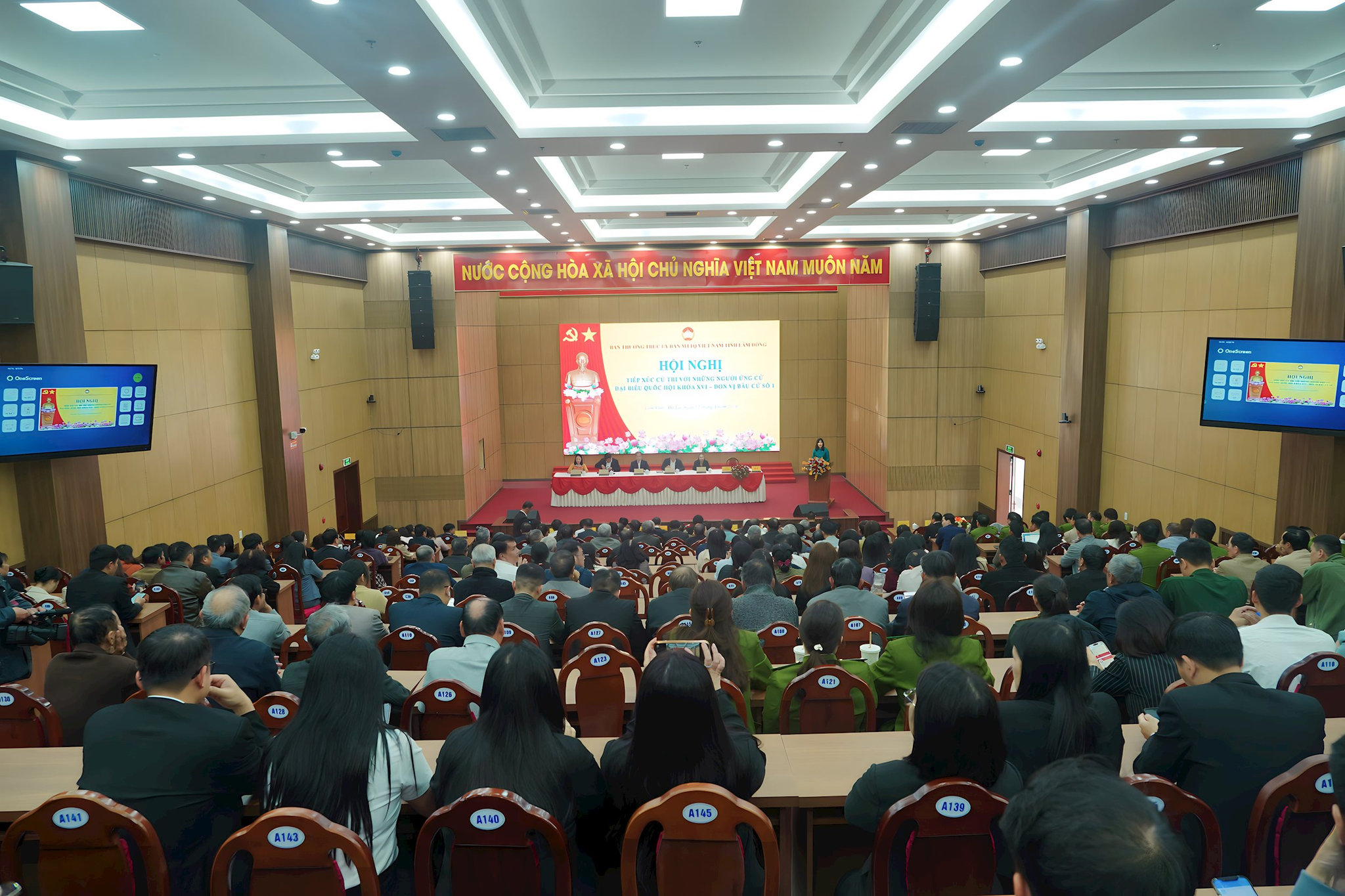 dong-dao-cu-tri-tham-du-hoi-nghi.jpg