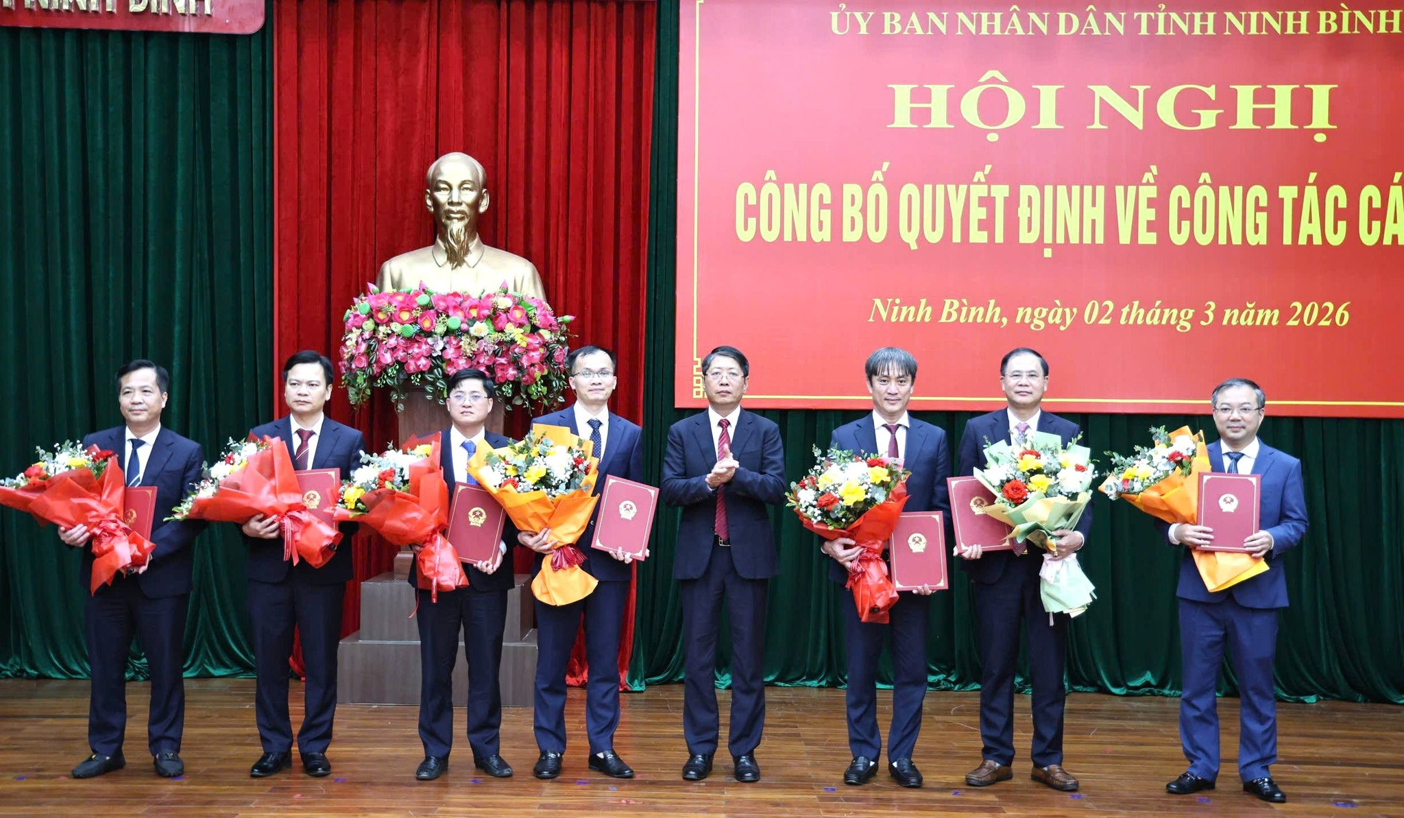 ninh_binh_cong_bo_cac_quyet_dinh_ve_cong_tac_can_bo1.jpg