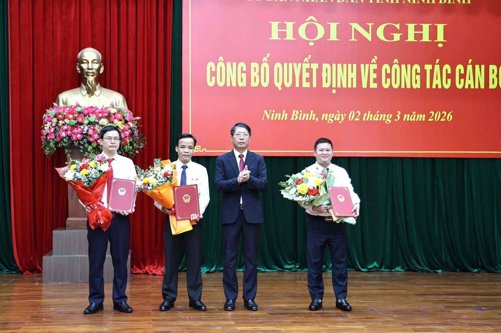 ninh_binh_cong_bo_cac_quyet_dinh_ve_cong_tac_can_bo2.jpg