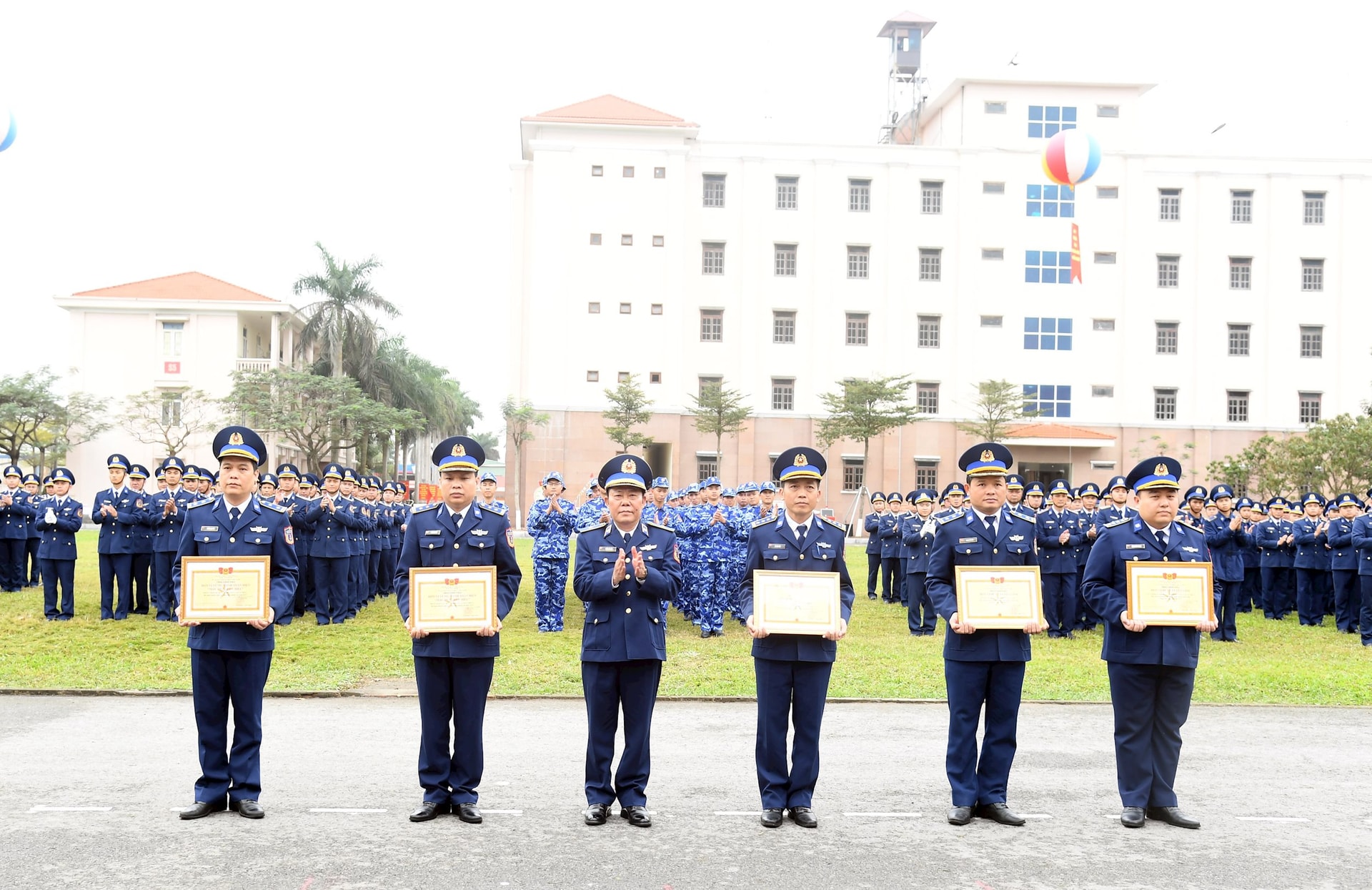 thieu-tuong-tran-van-hau-chinh-uy-vung-trao-tang-danh-hieu-don-vi-vmtd-mau-muc-tieu-bieu-va-don-vi-huan-luyen-gioi-cua-canh-sat-bien-viet-nam-cho-cac-co-quan-don-vi.jpg