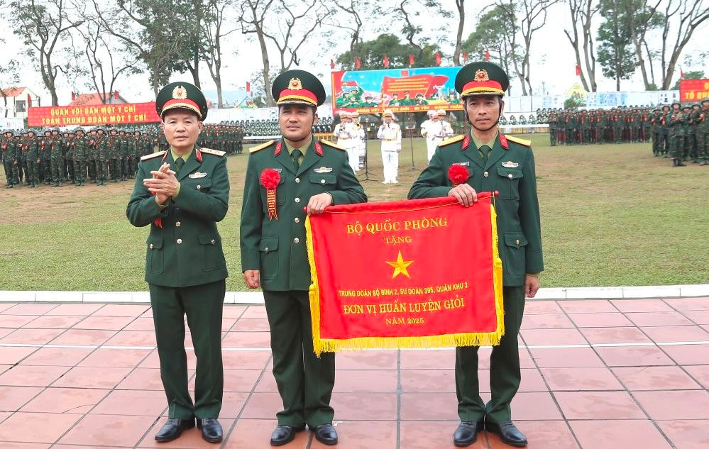 tu-lenh-quan-khu-3-trao-co-thi-dua-.jpg
