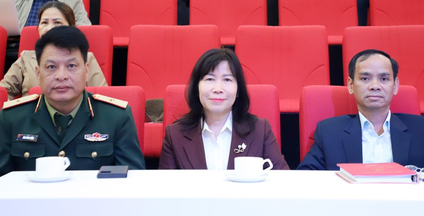lanh-dao-hdnd-uy-ban-mttq-viet-nam-tinh-va-bo-chqs-tinh-lam-dong-tham-du-buoi-tap-huan(1).jpg