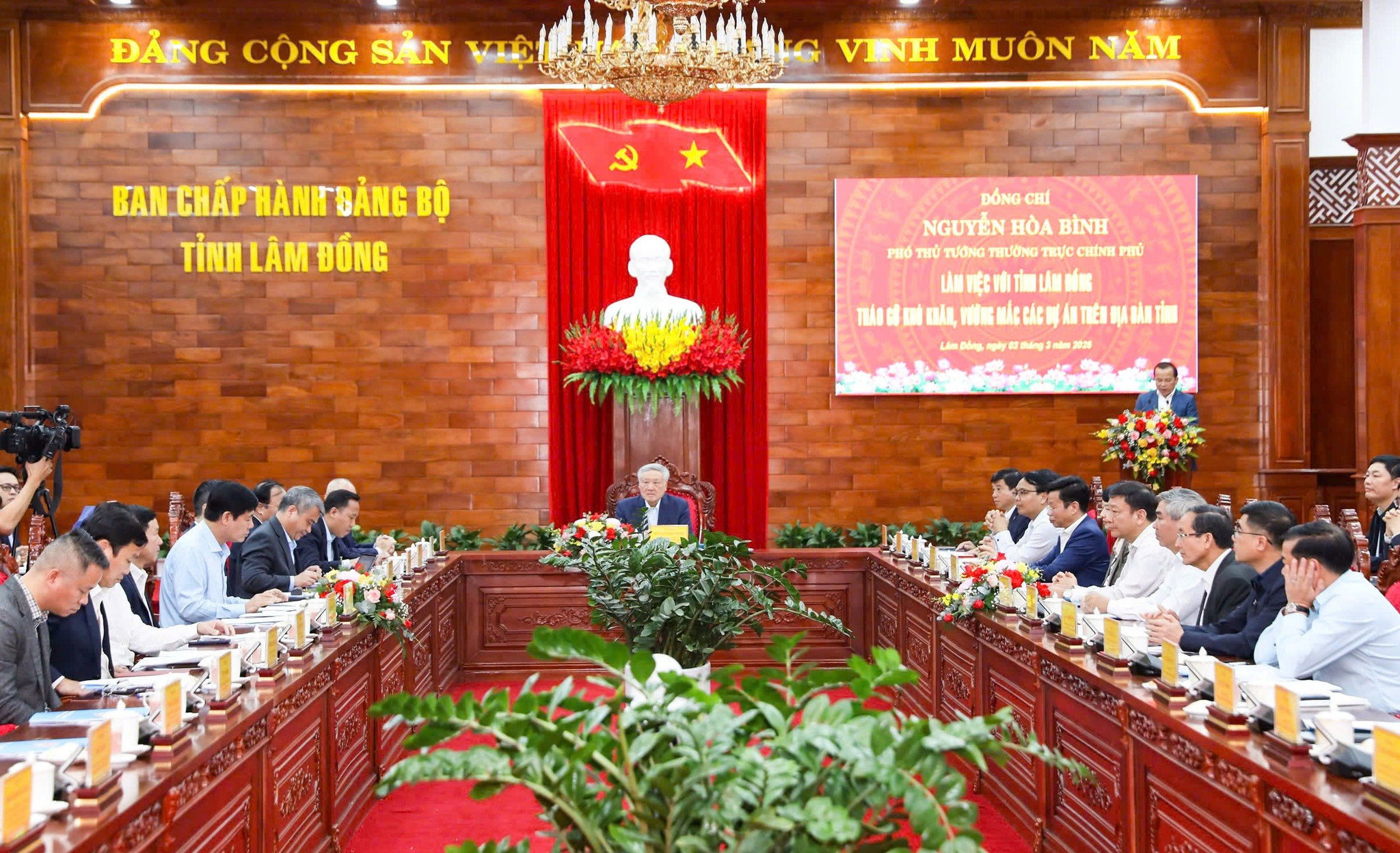 quang-canh-buoi-lam-viec-cua-pho-thu-tuong-thuong-truc-chinh-phu-nguyen-hoa-binh-voi-tinh-lam-dong(3).jpg