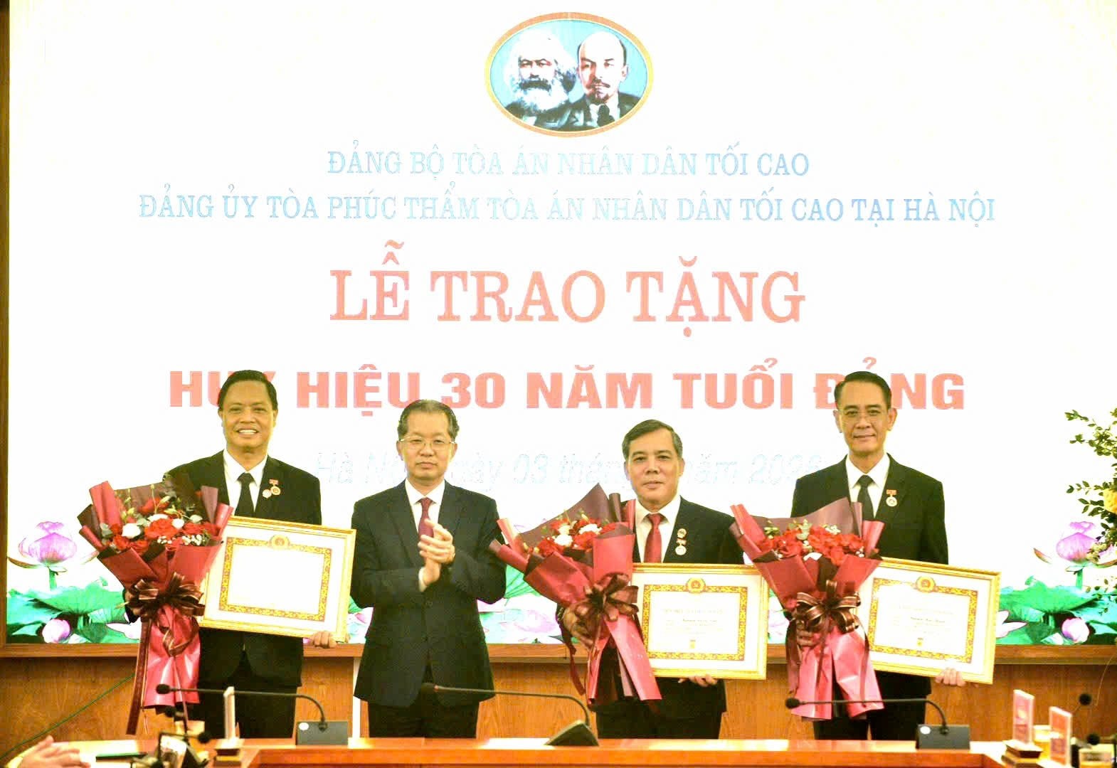 Chánh án Nguyễn Văn Quảng trao Huy hiệu 30 năm tuổi Đảng tại Tòa Phúc thẩm TANDTC tại Hà Nội