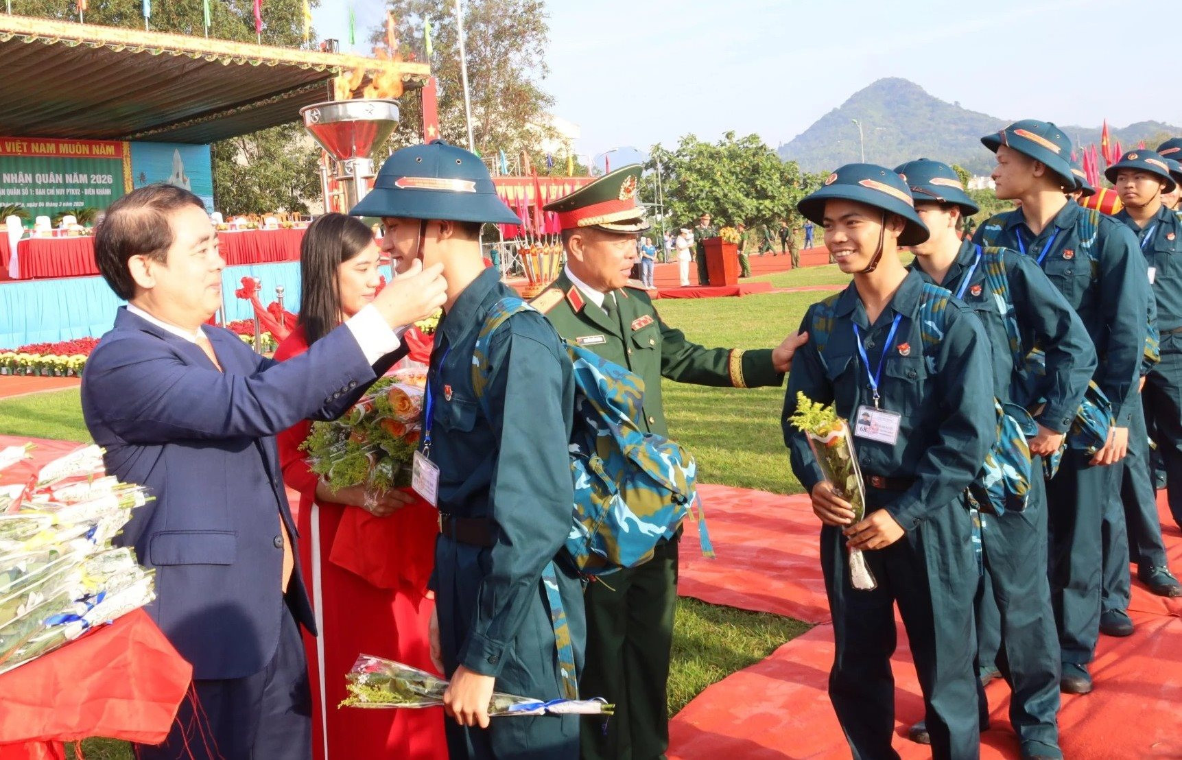 1-bi-thu-tinh-uy-khanh-hoa-nghiem-xuan-thanh-tang-hoa-dong-vien-thanh-nien-len-duong-nhap-ngu.jpg