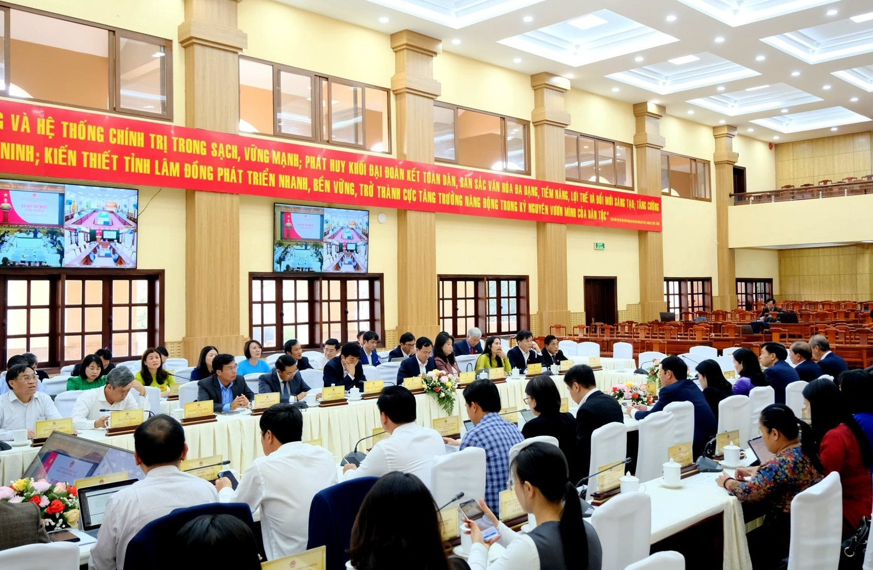 1-quang-canh-ky-hop.jpg