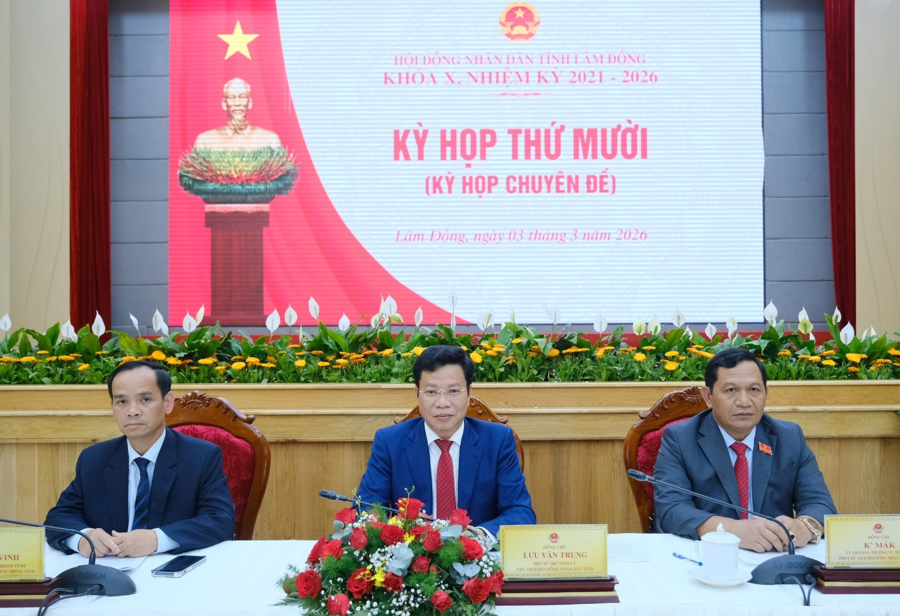 2-ong-luu-van-trung-pho-bi-thu-tinh-uy-chu-tich-hdnd-tinh-cung-cung-cac-ong-pho-chu-tich-hdnd-tinh-k-mak-da-cat-vinh-chu-tri-ky-hop-tai-diem-cau-da-lat.jpg