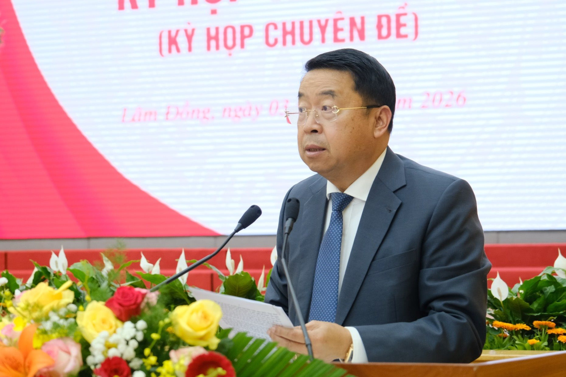 4-giam-doc-so-tai-chinh-lam-dong-ton-thien-san-thua-uy-quyen-chu-tich-ubnd-tinh-trinh-bay-cac-to-trinh-va-du-thao-nghi-quyet-tai-ky-hop.jpg