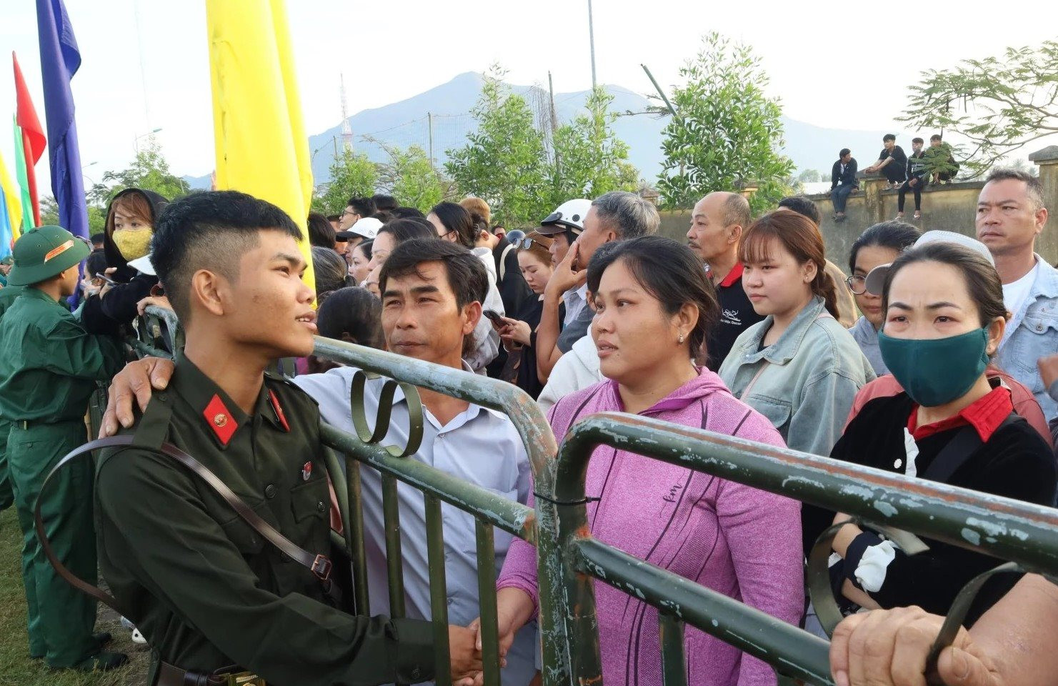 4-phut-chia-tay-giua-cac-tan-binh-va-nguoi-than.jpg