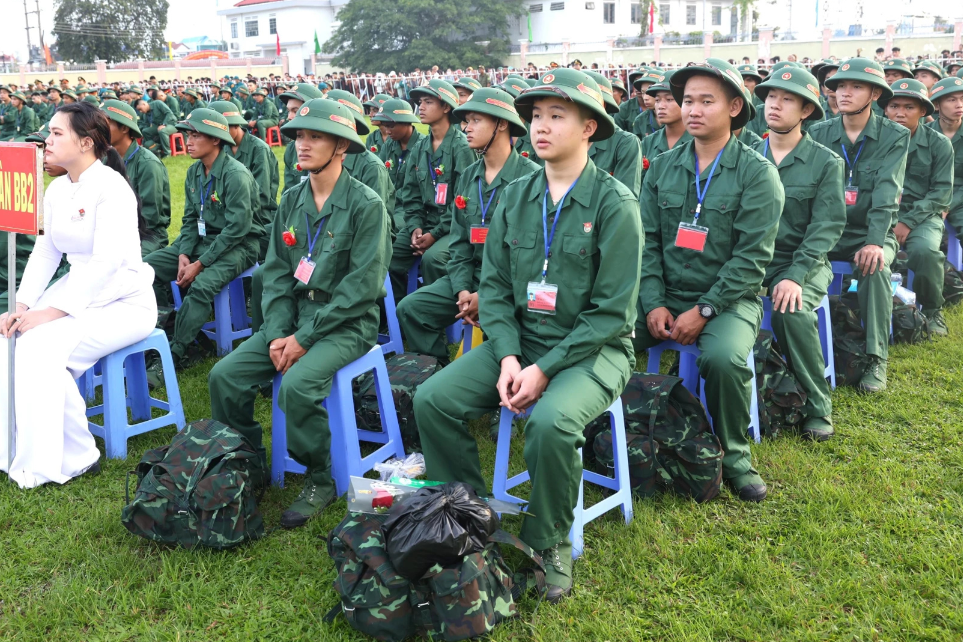 449-thanh-nien-tai-diem-giao-nhan-quan-so-4-san-sang-len-duong-nhap-ngu..png