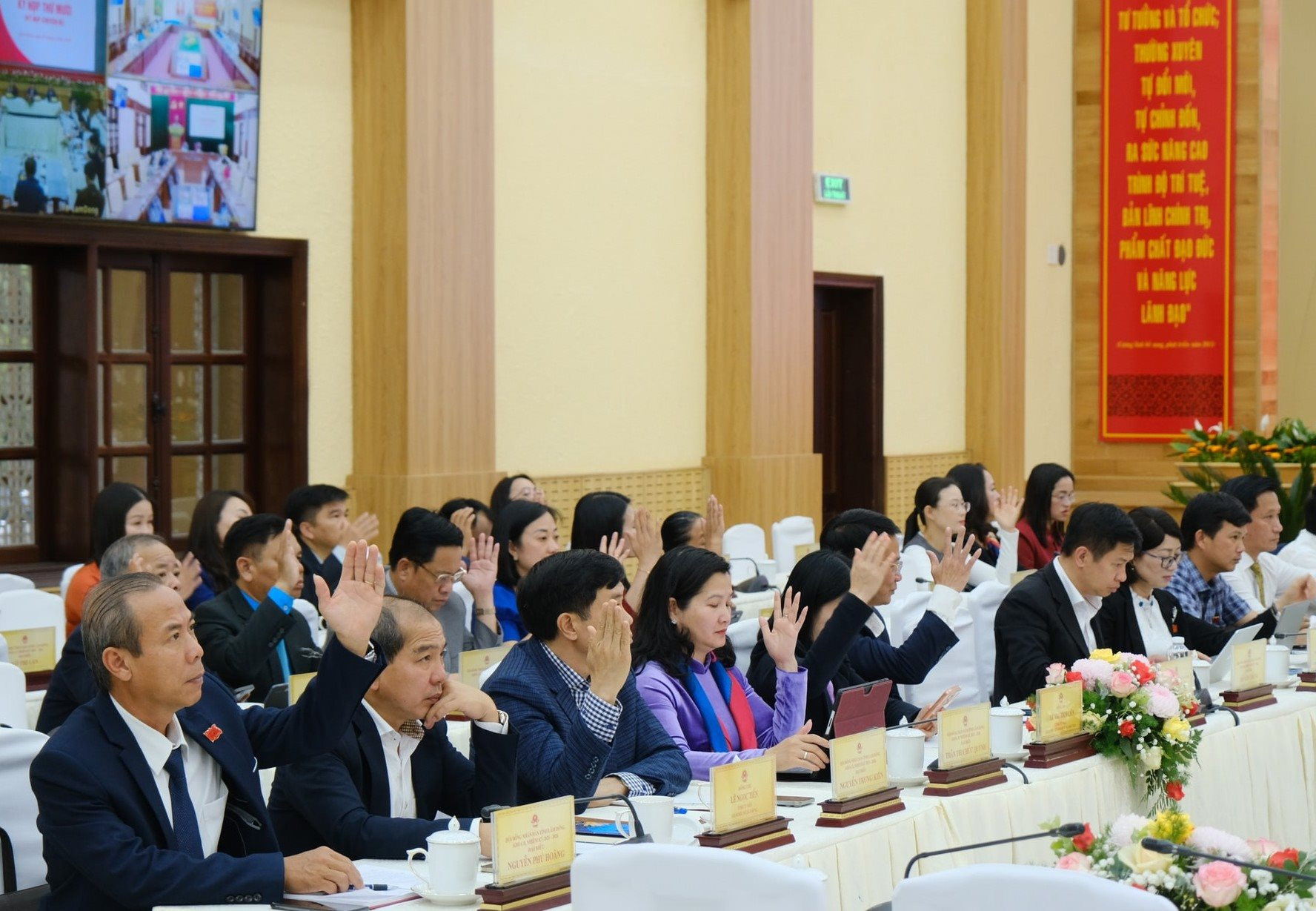 5-cac-dai-bieu-tham-gia-bieu-quyet-thong-qua-cac-nghi-quyet.jpg