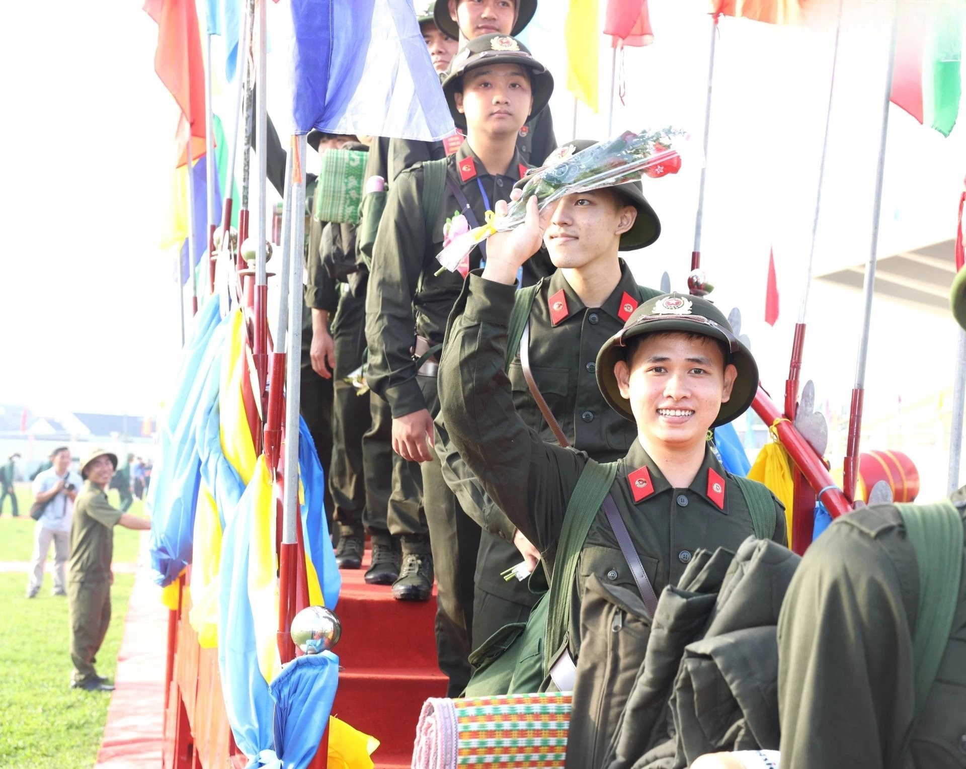 cac-tan-binh-buoc-qua-cau-vinh-quang-chinh-thuc-len-duong-thuc-hien-nghia-vu-quan-su..jpg