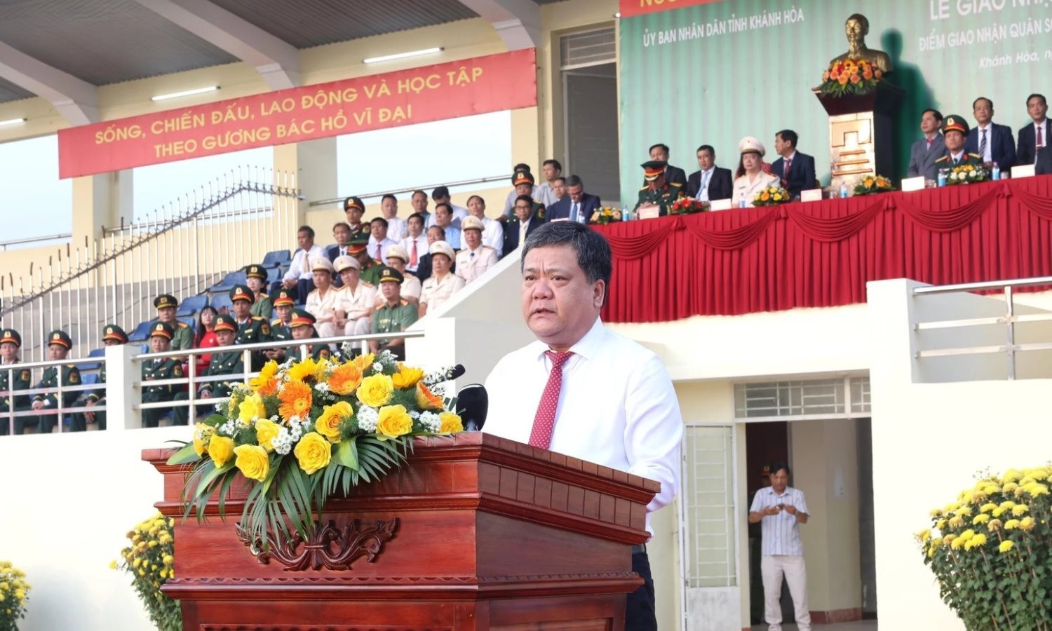 chu-tich-ubnd-tinh-khanh-hoa-tran-phong-phat-bieu-tai-le-giao-nhan-quan-nam-2026..jpg