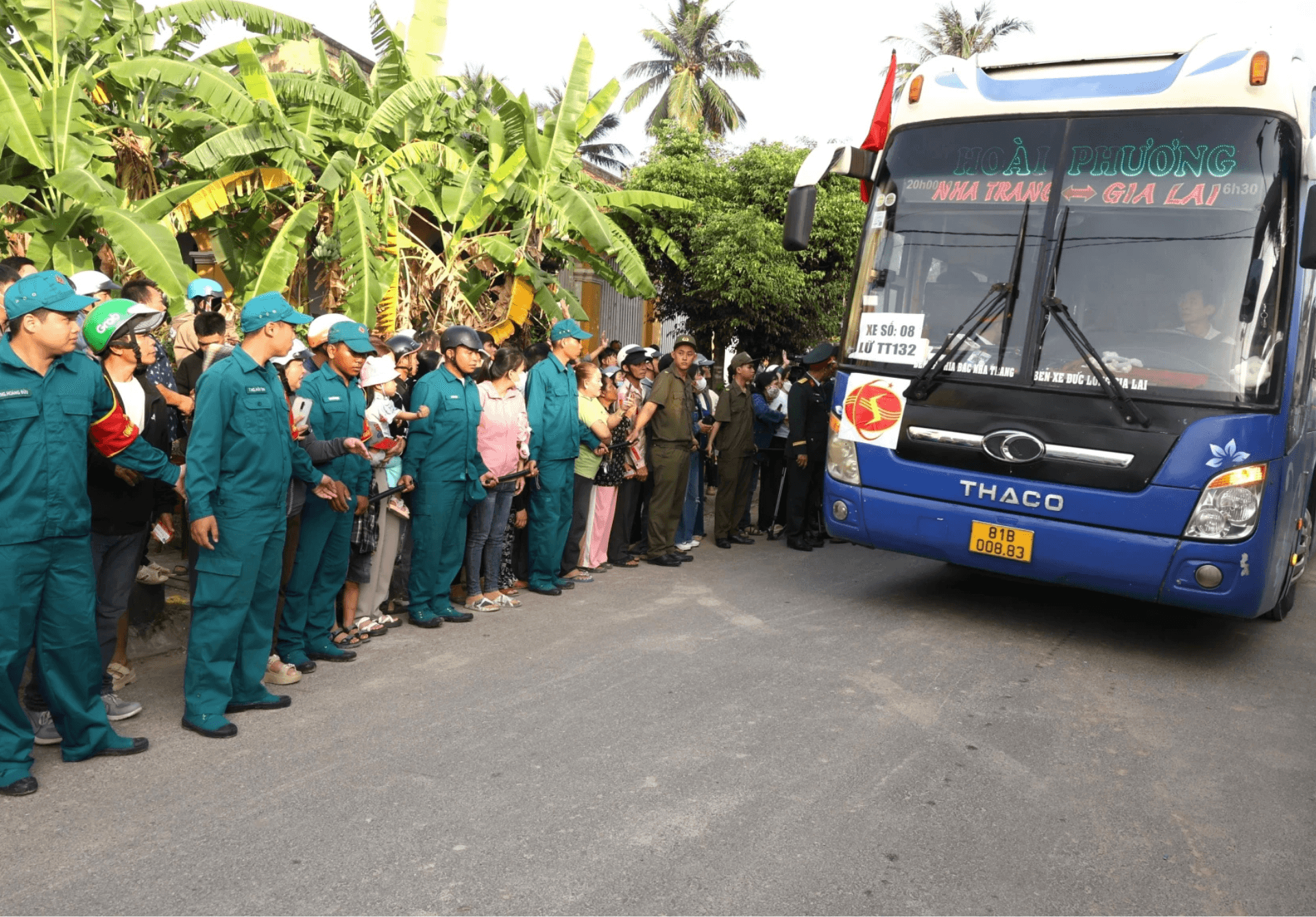 nguoi-than-xuc-dong-tien-con-em-len-duong-thuc-hien-nghia-vu-quan-su..png