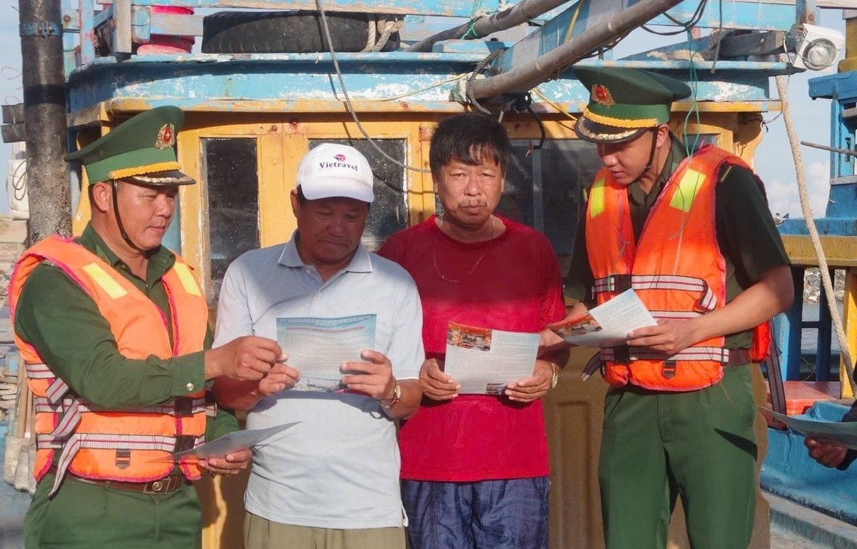 1-bo-doi-bien-phong-tinh-lam-dong-tuyen-truyen-phap-luat-ve-iuu-cho-ngu-dan(1).jpg