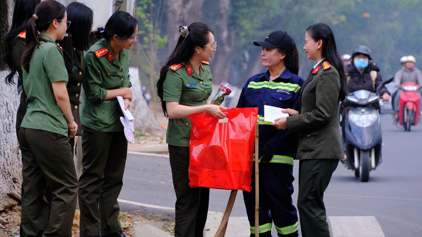 1-chi-tran-thi-kim-loan-xuc-dong-khi-nhan-mon-qua-bat-ngo-tu-hoi-phu-nu-phong-cong-tac-chinh-tri.jpg