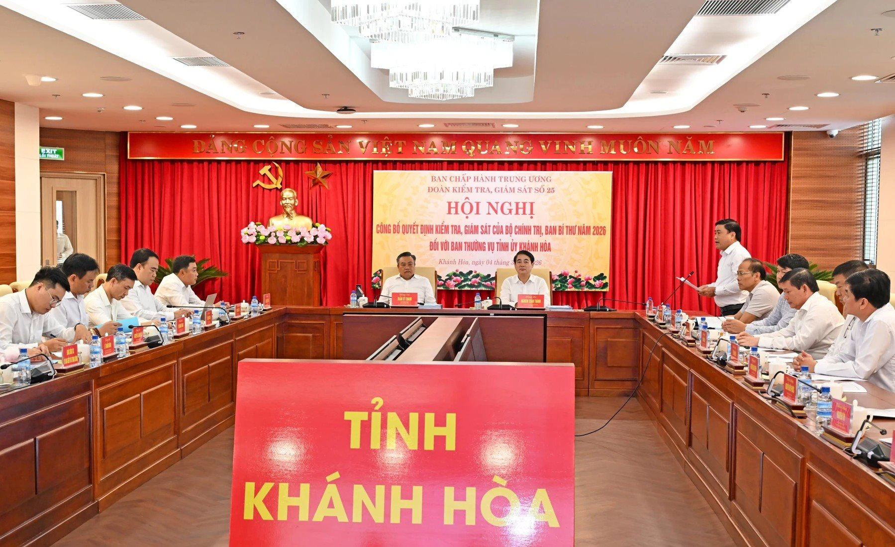 1-quang-canh-buoi-cong-bo-quyet-dinh.jpg