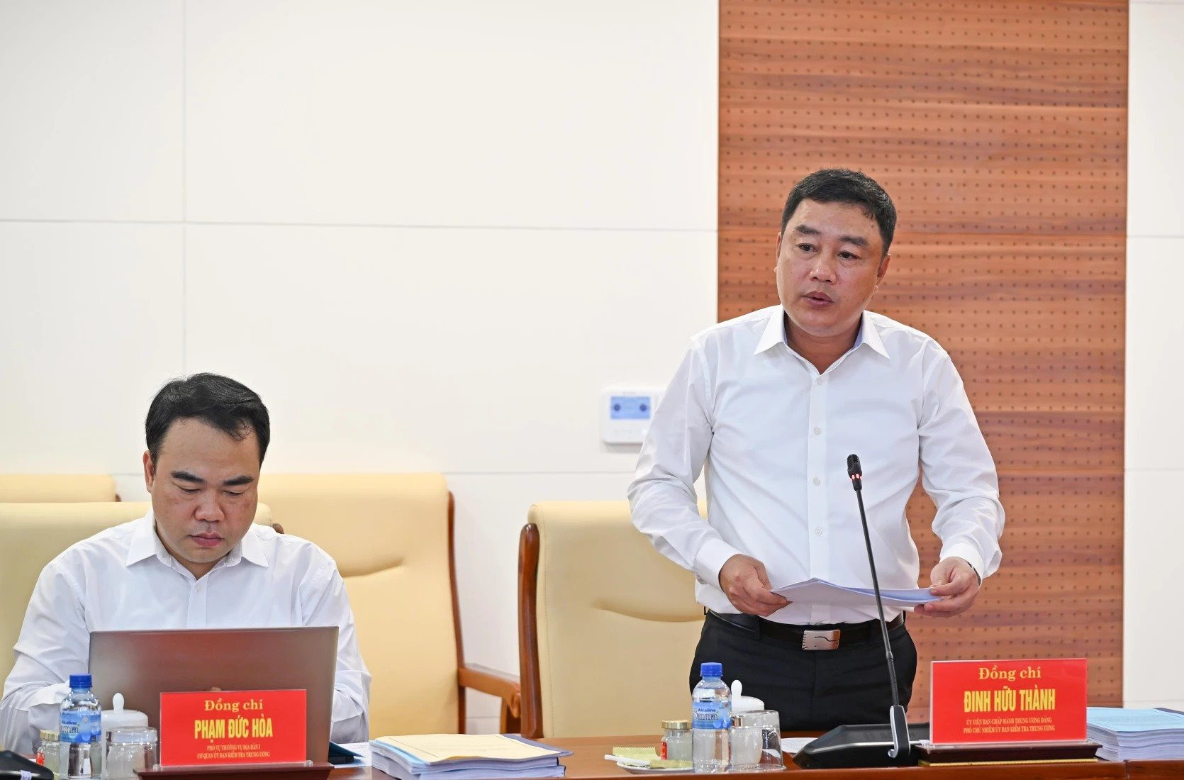 2-dong-chi-dinh-huu-thanh-cong-bo-quyet-dinh-so-25-cua-bo-chinh-tri.jpg