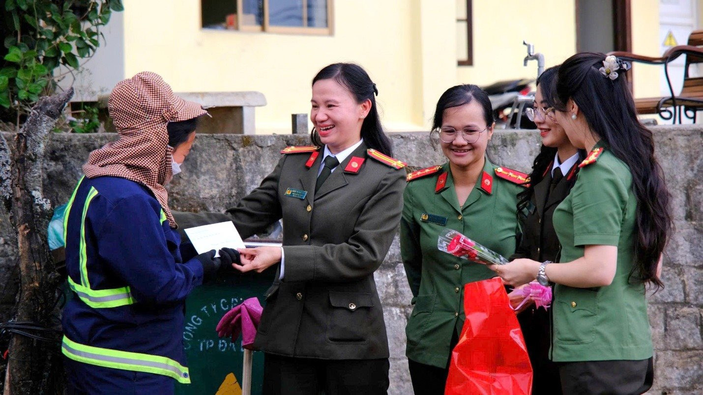2-niem-vui-nhan-qua-8.3-cua-mot-nu-cong-nhan-ven-sinh-moi-truong.jpg