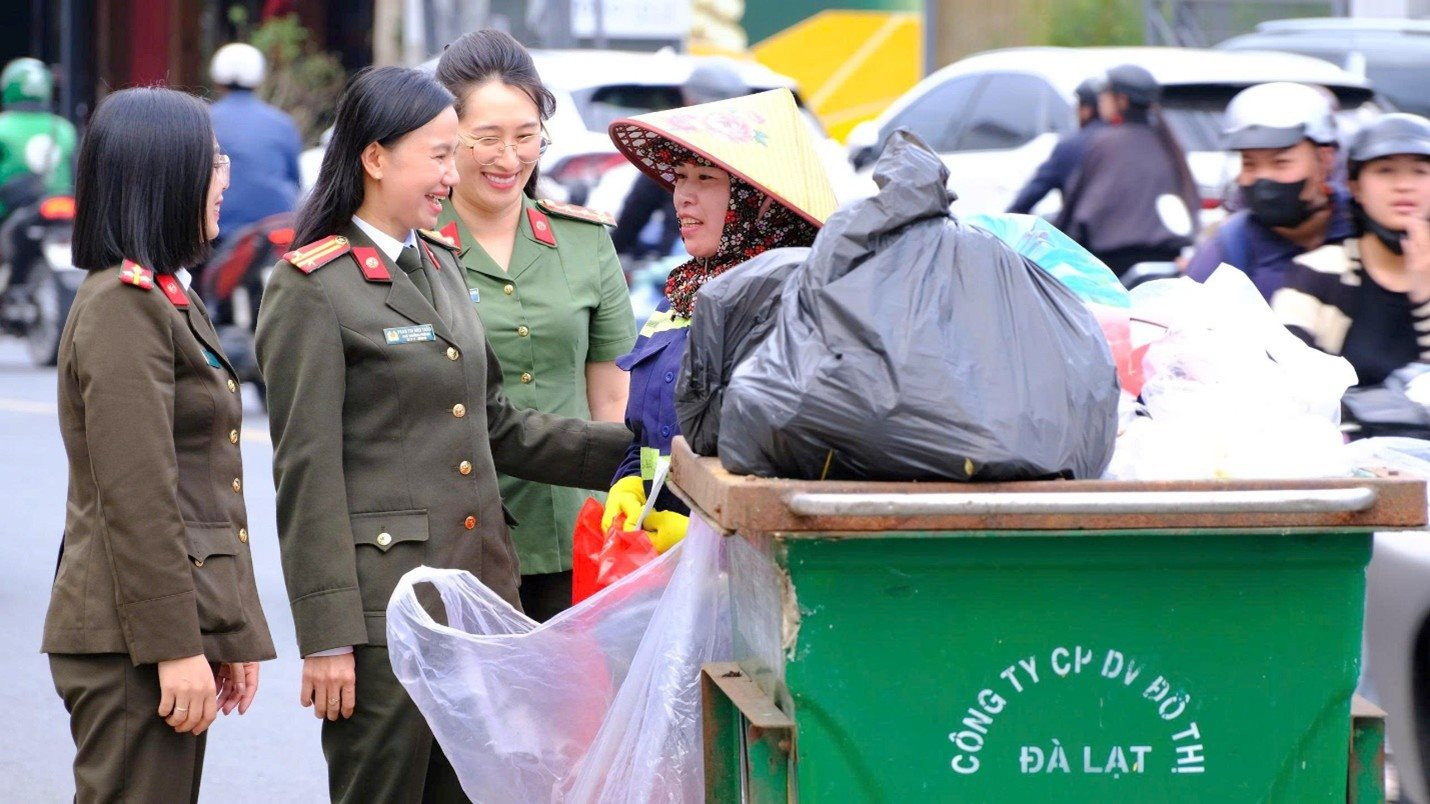 3-cau-chuyen-doi-thuong-cu-tu-nhien-dien-ra-ben-xe-rac.jpg