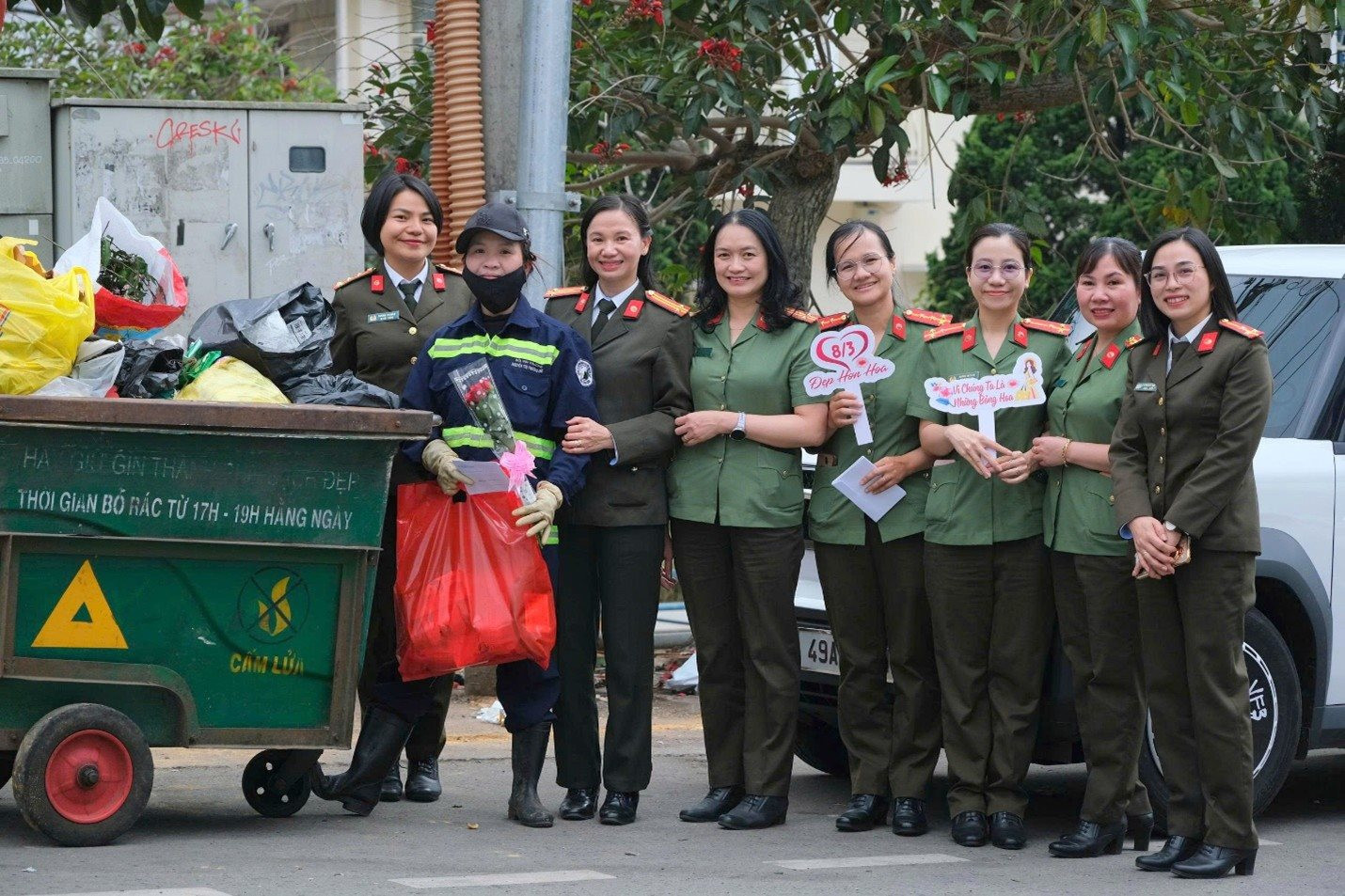 4-hoi-phu-nu-phong-cong-tac-chinh-tri-cong-an-lam-dong-trao-qua-8.3-cho-cong-nhan-ve-sinh-moi-truong-da-lat-ngay-ben-xe-rac.jpg