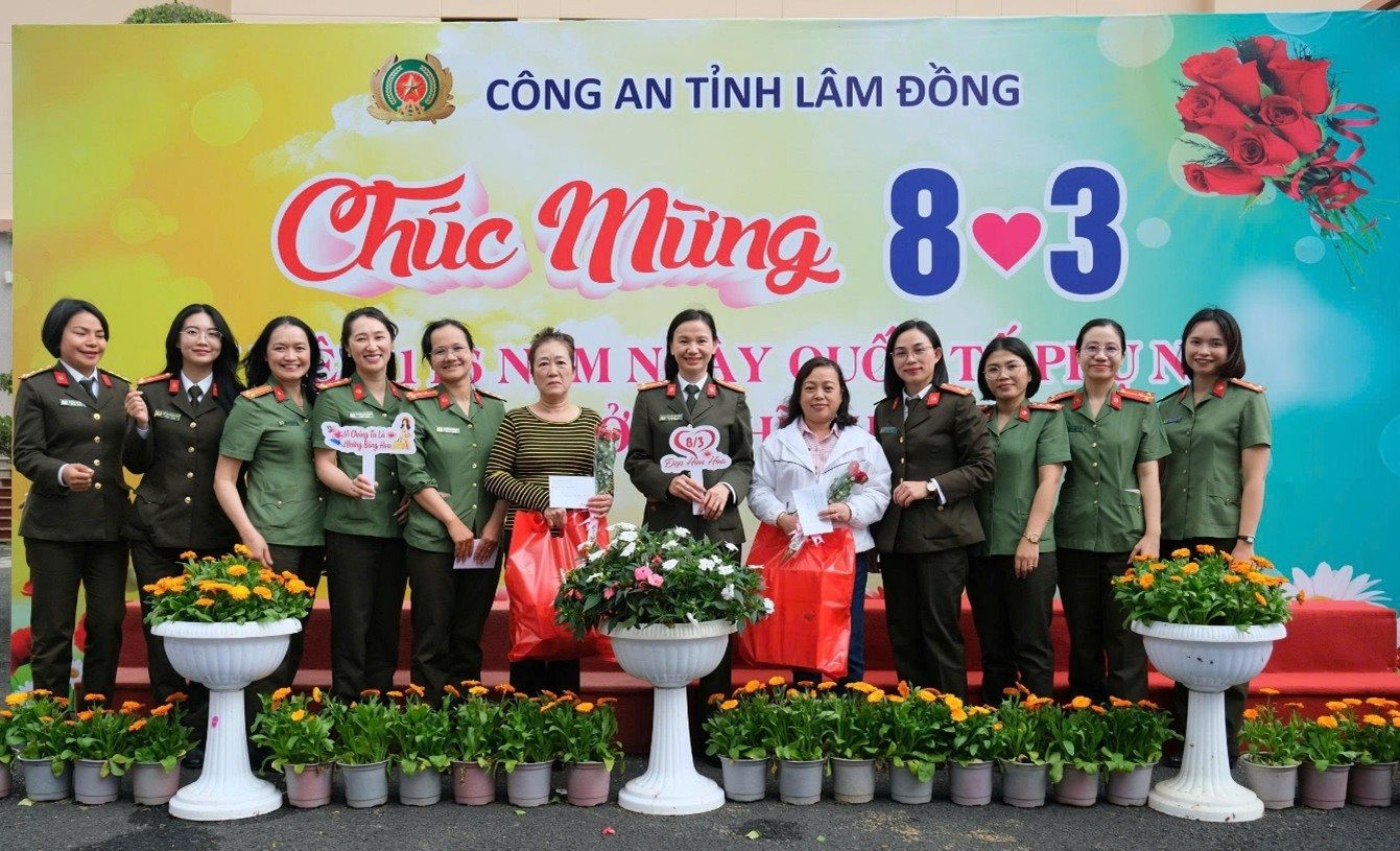 5-cac-chi-lam-cong-viec-ve-sinh-tai-tru-so-cong-an-tinh-cung-duoc-nhan-qua-trong-dip-nay(2).jpg