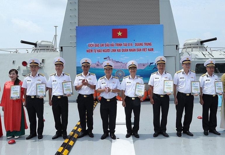 6-trao-chung-nhan-qua-duong-xich-dao-cho-thanh-vien-doan-cong-tac.jpg