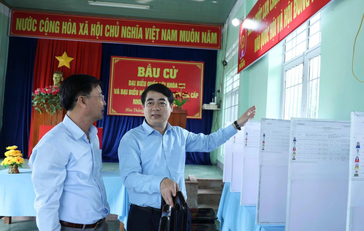 1-bi-thu-tinh-uy-khanh-hoa-nghiem-xuan-thanh-kiem-tra-khu-vuc-bo-phieu-tai-phuong-hoa-thangfn.jpg