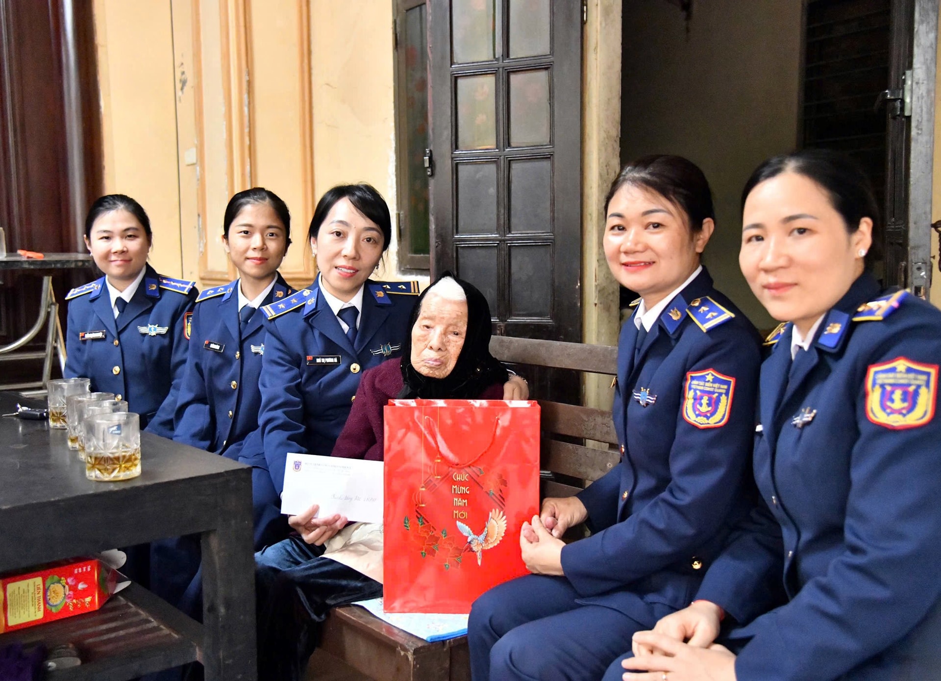 can-bo-hoi-vien-phu-nu-btl-vung-canh-sat-bien-1-tham-tang-qua-me-vnah-tran-thi-be-tai-phuong-hai-an-hai-phong.jpg
