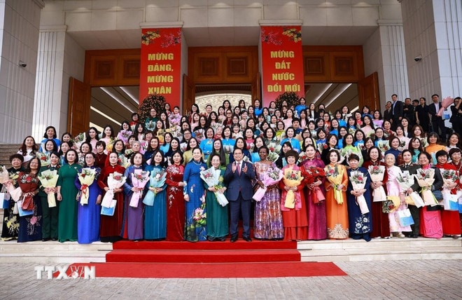 ttxvn-thu-tuong-gap-mat-dai-dien-nu-lanh-dao-va-trao-giai-thuong-kovalevskaia-nam-2025-0603-3.jpg