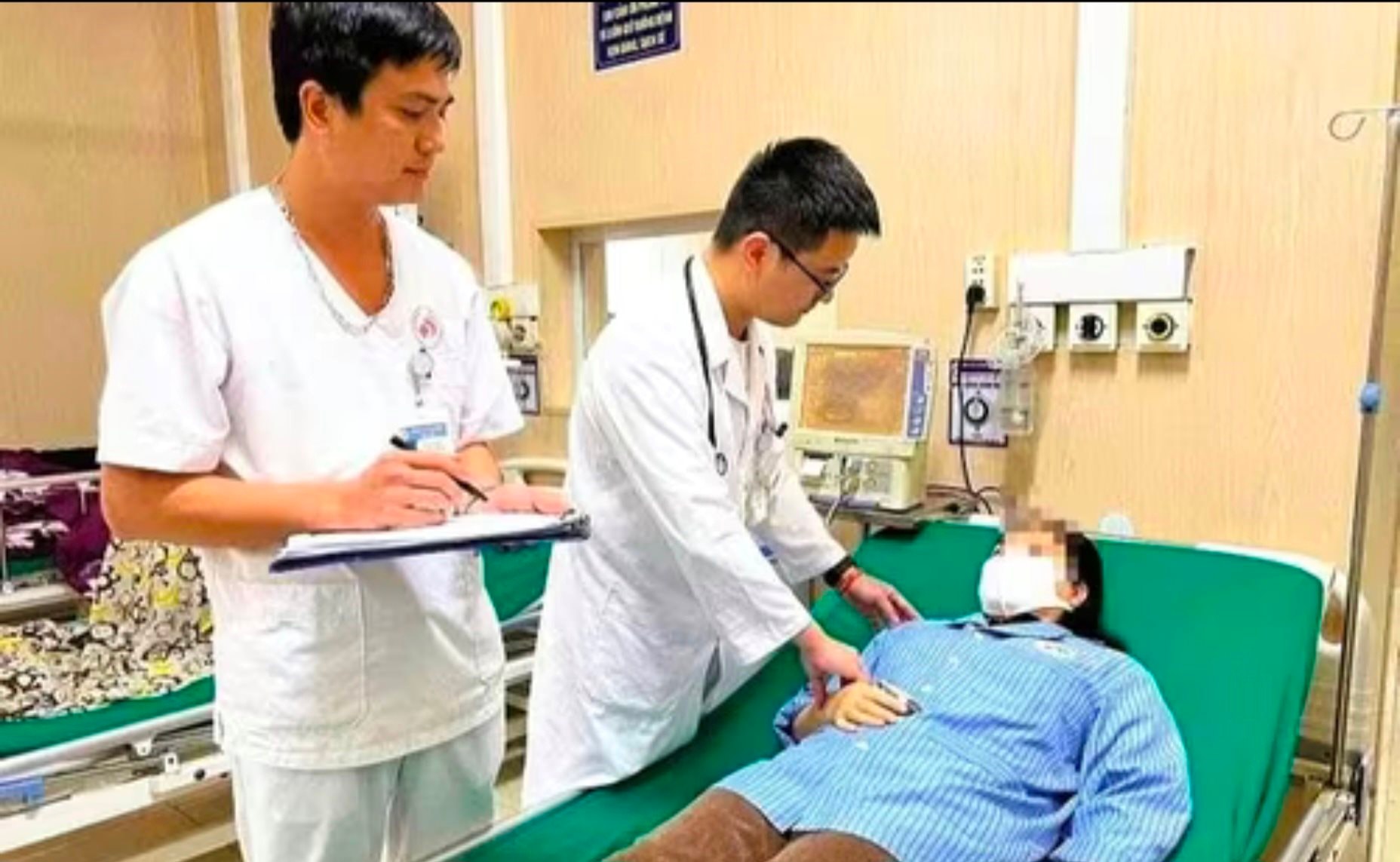 Người phụ nữ bị hôn mê khi đốt than trong phòng kín