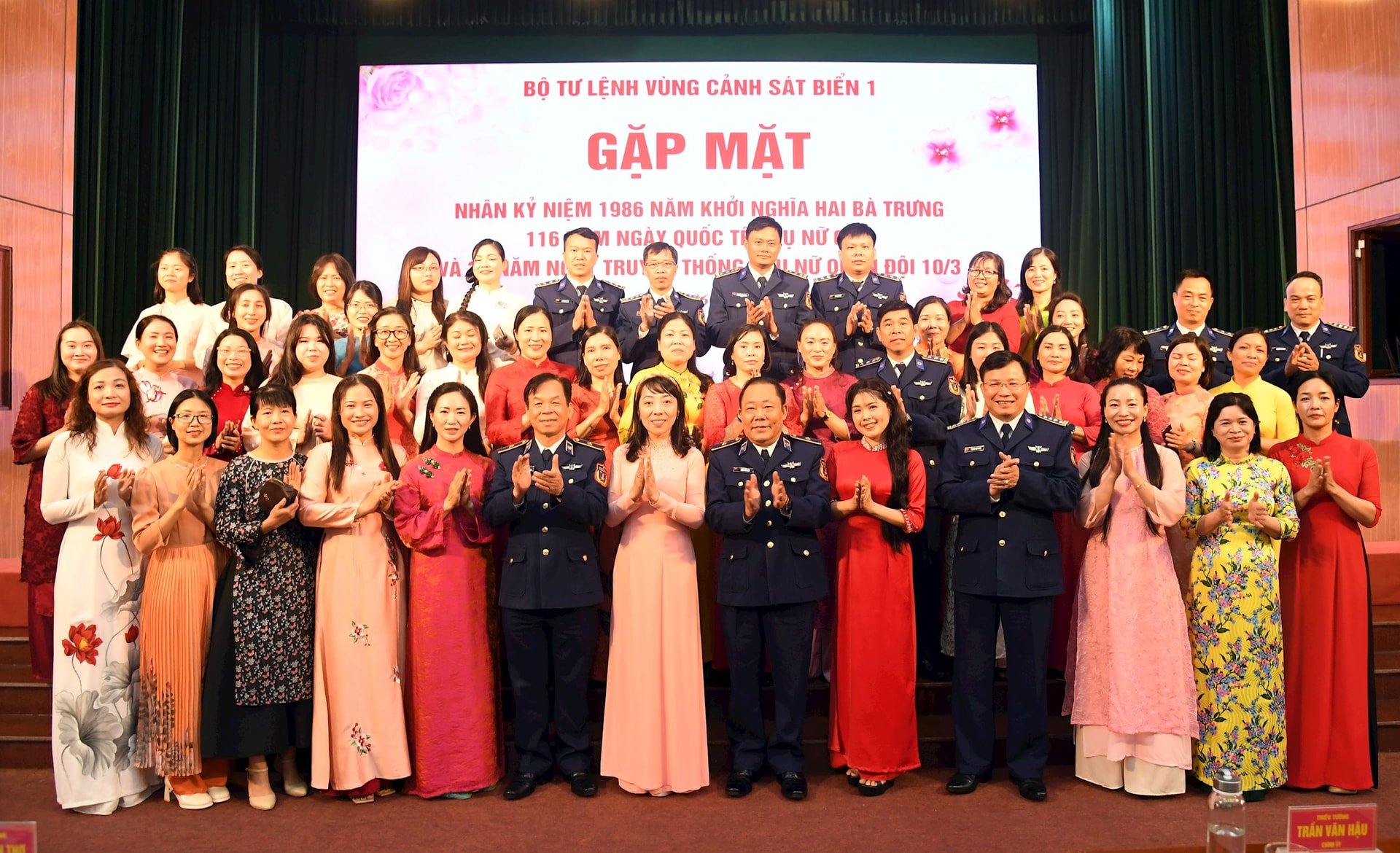 thu-truong-btl-vung-canh-sat-bien-1-chup-anh-luu-niem-cung-can-bo-hoi-vien-phu-nu.jpg