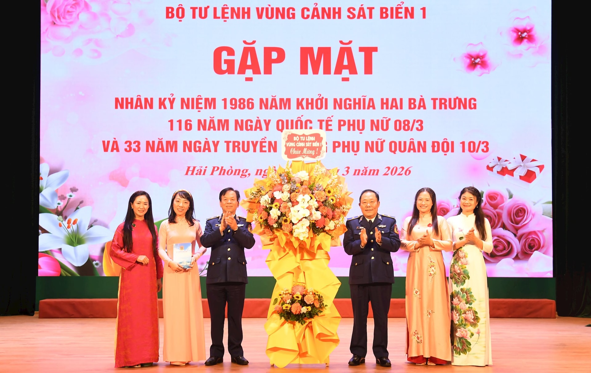 thu-truong-btl-vung-canh-sat-bien-1-tang-hoa-chuc-mung-can-bo-hoi-vien-phu-nu-nhan-dip-8.3.jpg