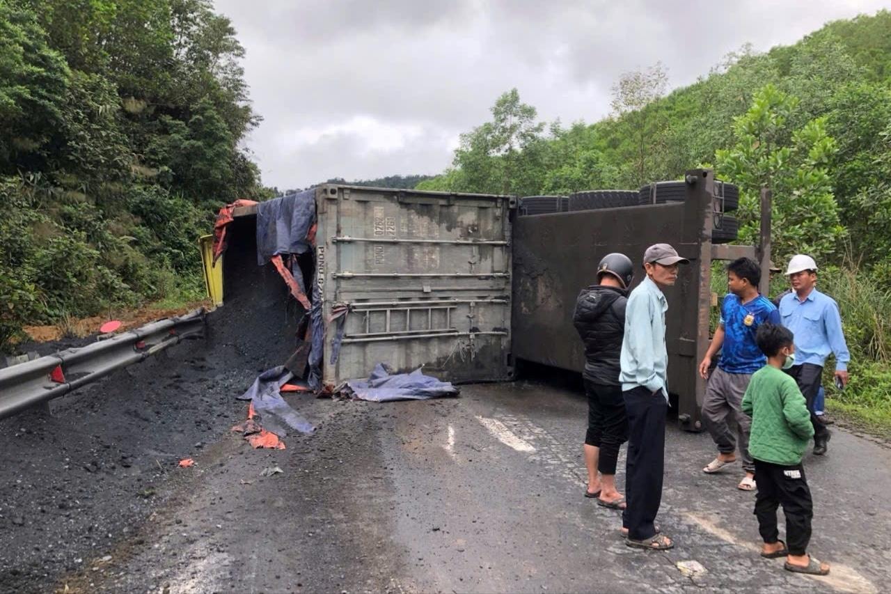 Xe đầu kéo lật ngang trên đường Hồ Chí Minh