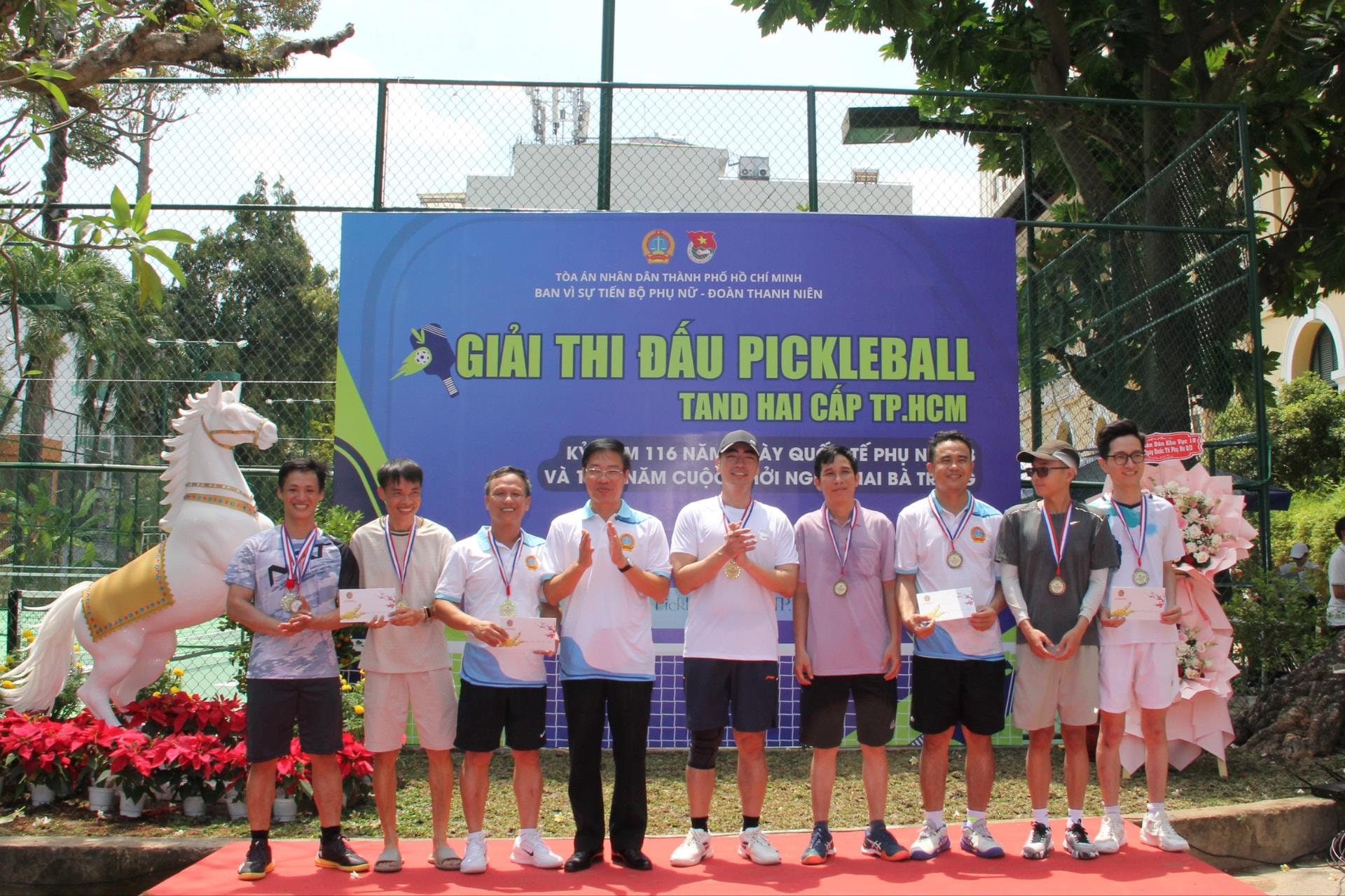 trao-giai-doi-nam(1).jpg
