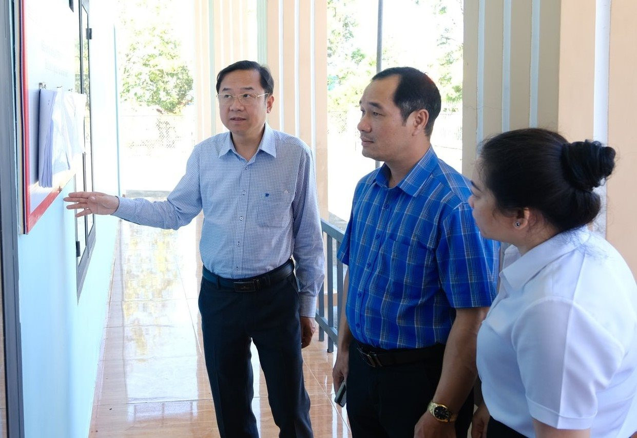 1-truong-ban-to-chuc-tinh-uy-lam-dong-ton-thien-dong-kiem-tra-thuc-te-cong-tac-chuan-bi-bau-cu-tai-khu-vuc-bo-phieu-so-7-xa-cat-tien.jpg