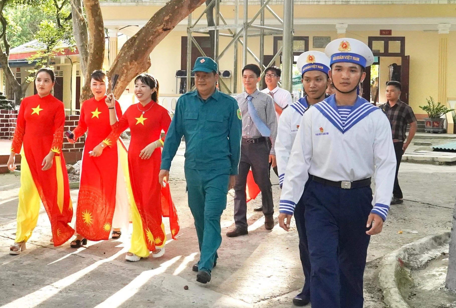 2-quan-va-dan-tren-dao-sinh-ton-no-nuc-di-bau-cu.jpg