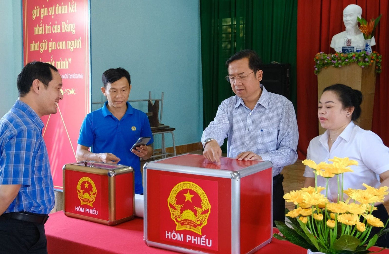 3-truong-ban-to-chuc-tinh-uy-lam-dong-ton-thien-dong-kiem-tra-khu-vuc-bo-phieu-cua-cu-tri.jpg