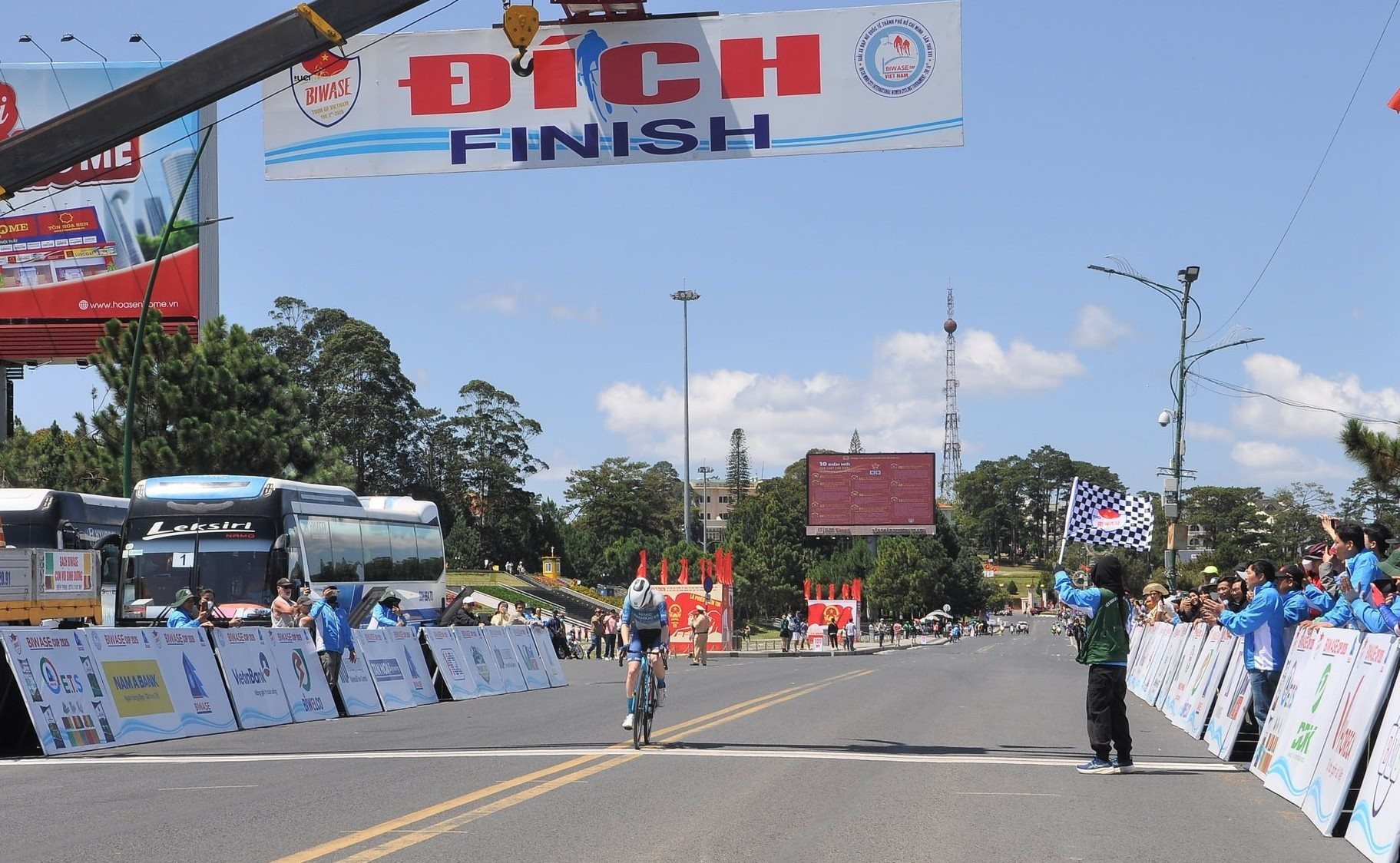 4-tay-dua-magdalene-lind-cua-doi-hitec-products-fluid-control-na-uy-but-toc-o-nhung-met-cuoi-va-mot-minh-can-dich-dau-tien.jpg