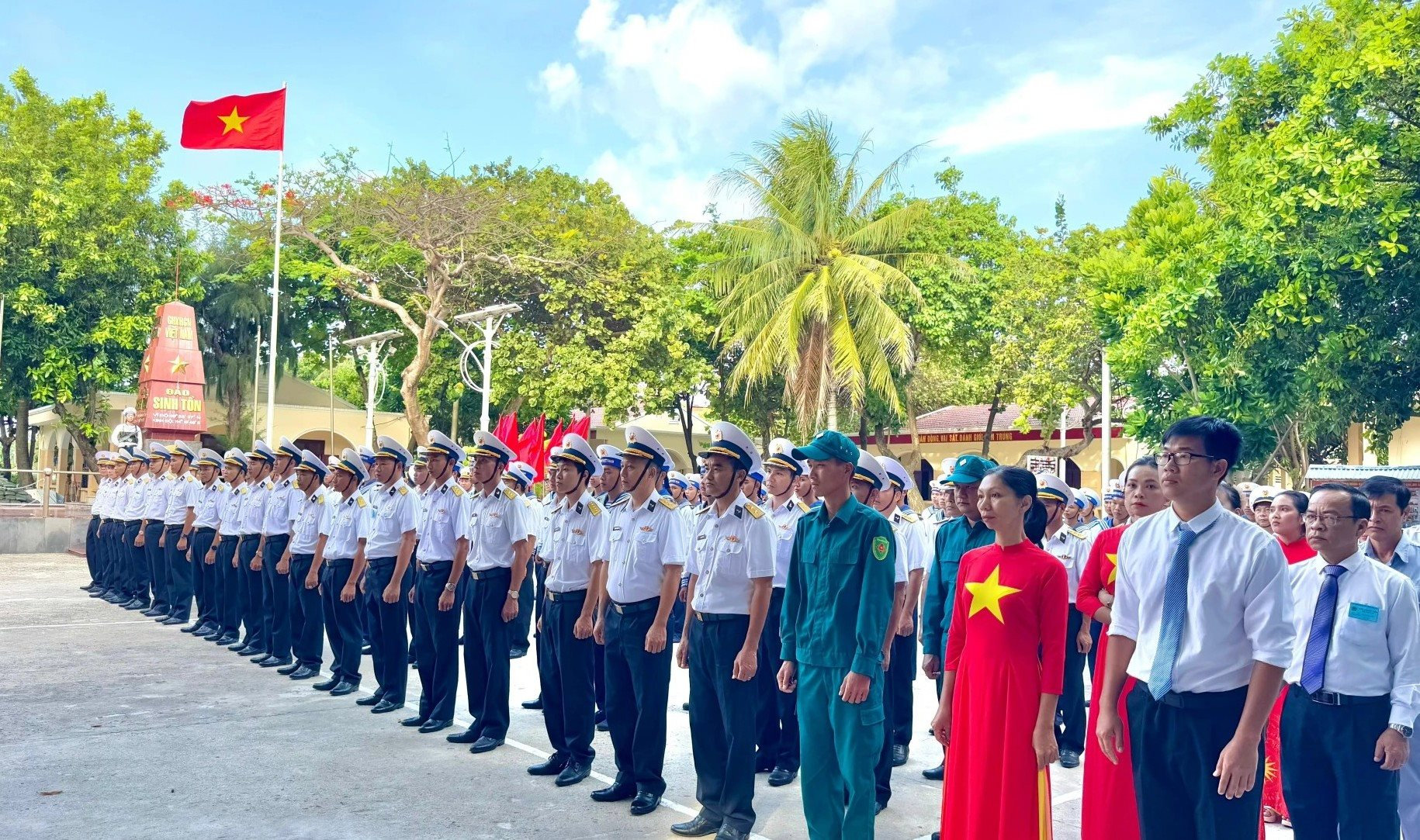 5-can-bo-chien-si-va-nhan-dan-dao-sinh-ton-tham-du-le-khai-mac.jpg