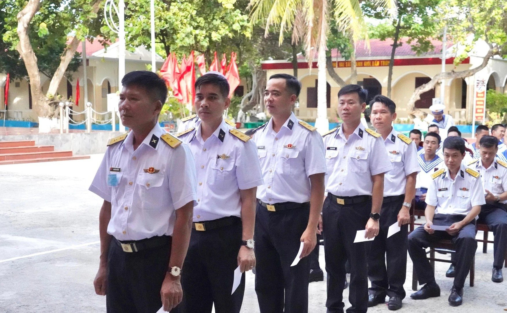 6-can-bo-chien-sy-dao-sinh-ton-thuc-hien-bo-phieu-bau-cu.jpg