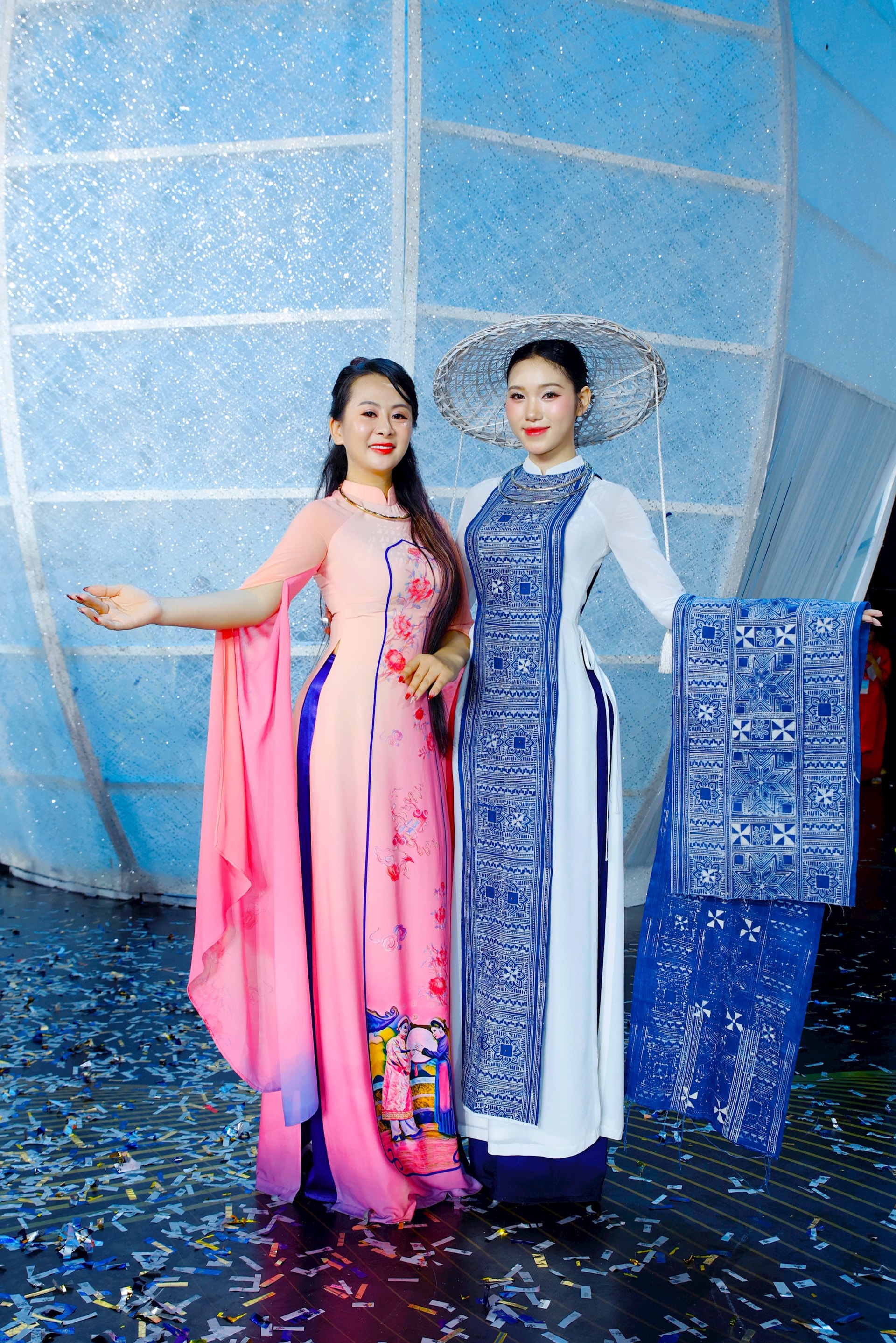 6.ao-dai-vai-cham-ve-sap-ong-tho-cam.jpg