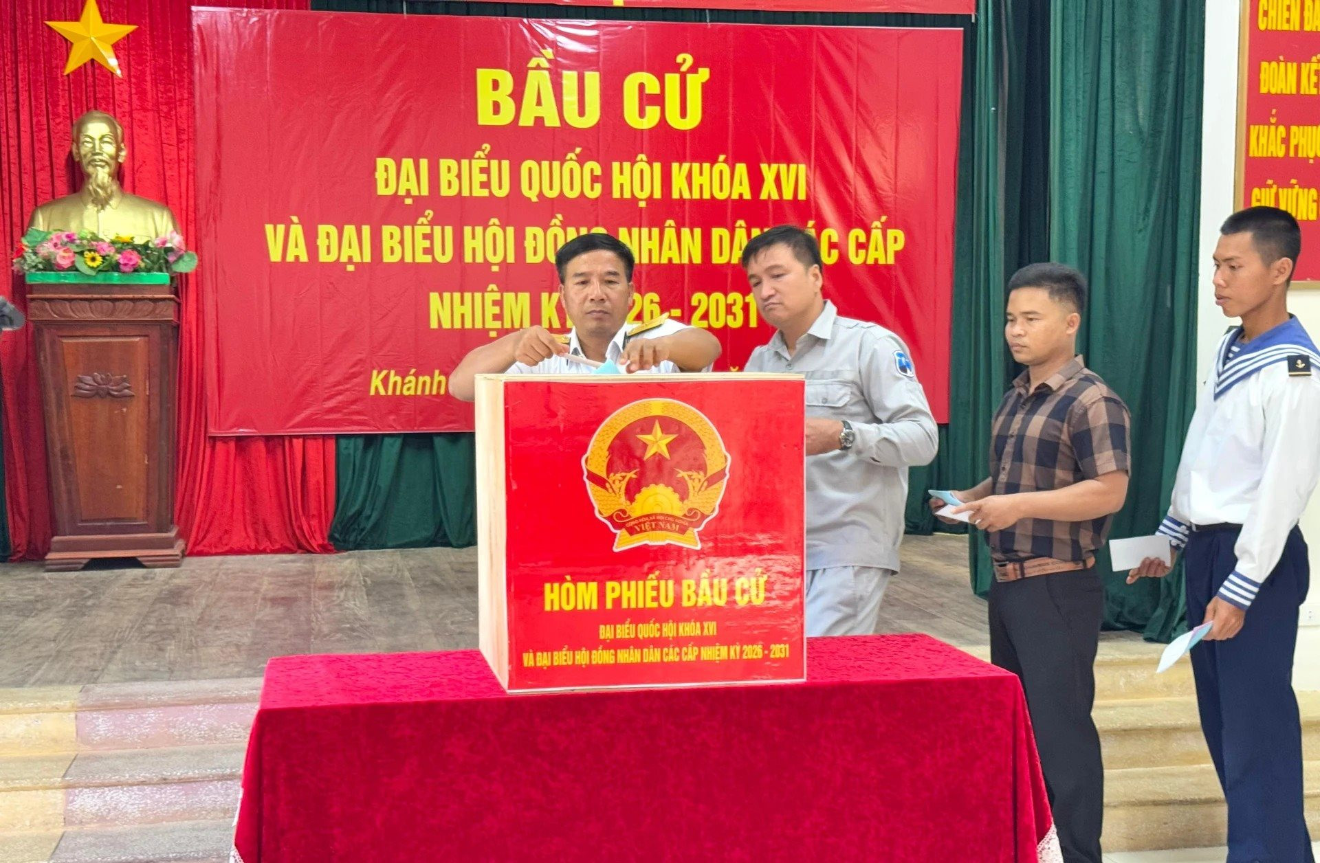 8-can-bo-chien-si-va-nhan-dan-dao-sinh-ton-bo-phieu-bau-cu.jpg