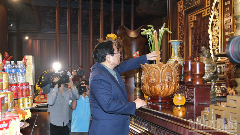Thủ tướng Phạm Minh Chính dâng hương tưởng nhớ các Anh hùng liệt sĩ chiến trường Điện Biên Phủ. (Ảnh: THANH GIANG) ndo_br_b2-6526.jpg