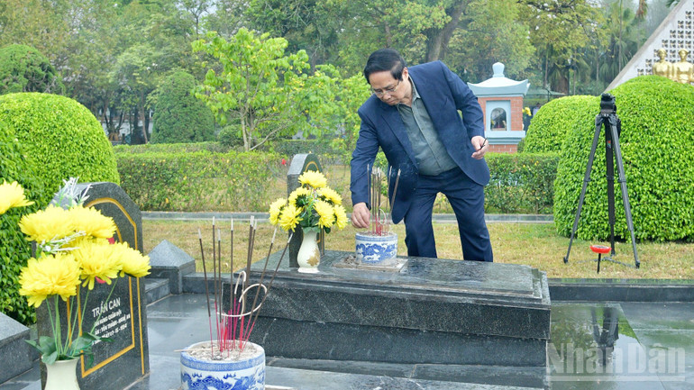Thủ tướng Phạm Minh Chính dâng hương tại các phần mộ liệt sĩ trong Nghĩa trang Liệt sĩ quốc gia A1. (Ảnh: THANH GIANG) ndo_br_c1-6480.jpg
